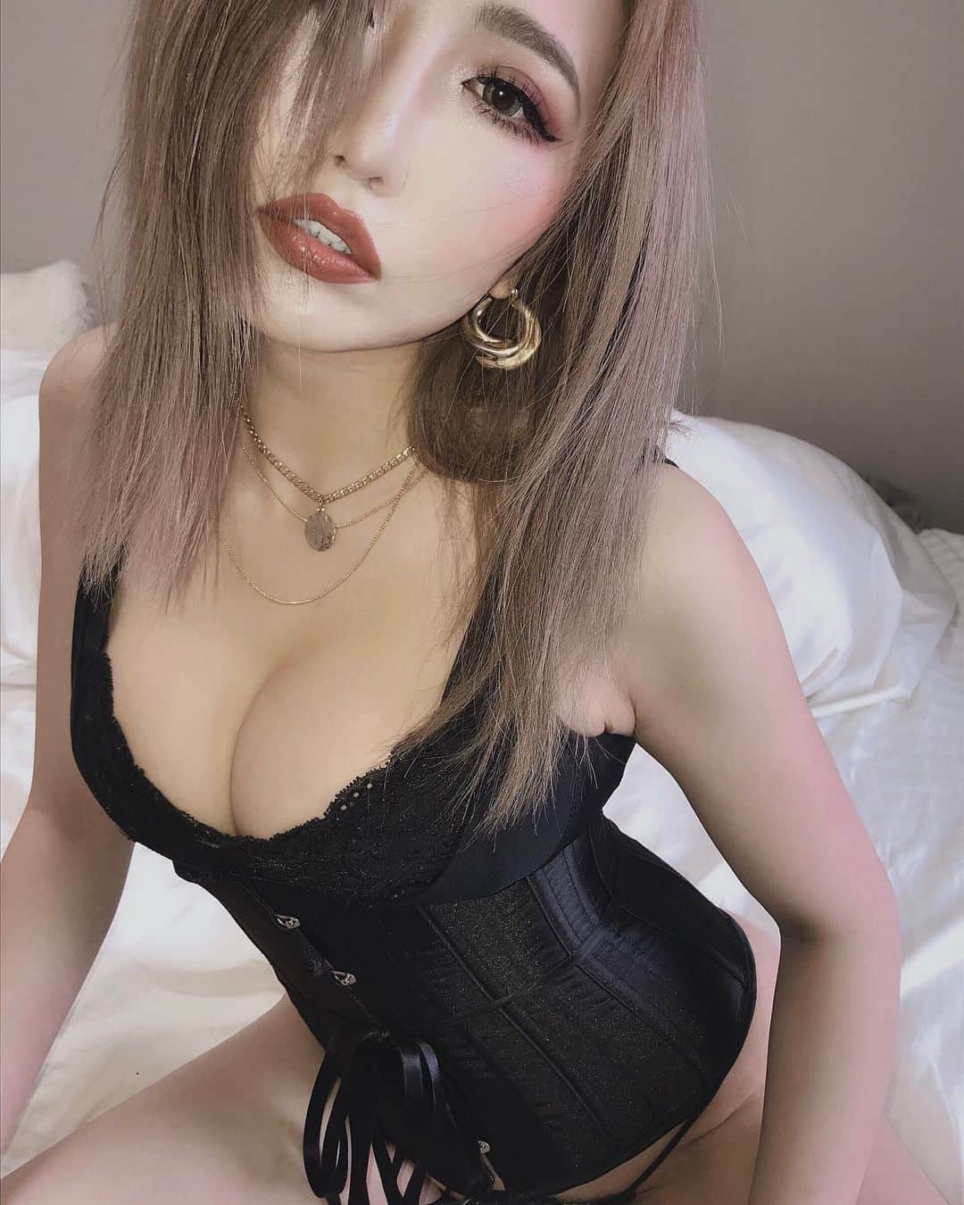 春咲ひなたさんのインスタグラム写真 - (春咲ひなたInstagram)「🥀 やっぱり強めの方が好き🖤 . ライブで話したコルセットこれ！ 身長155cmしかなくて#クビレ 出来づらいから 毎日締め付けられてシンドイけど、夏まで頑張る💪🏼✨ 肋骨内側に入るといいなー🤔💜 . #肋骨#肋骨矯正#コルセット#コルセットダイエット#ダイエット#夏までに痩せる  #くびれ#くびれ作り#トレーニング も#してるよ #久しぶりに#昼から#エロ#全開#大人の色気#肉食系女子 #倖田來未#世代#だから#エロかっこいい が#好き」6月6日 11時40分 - hinatanuki
