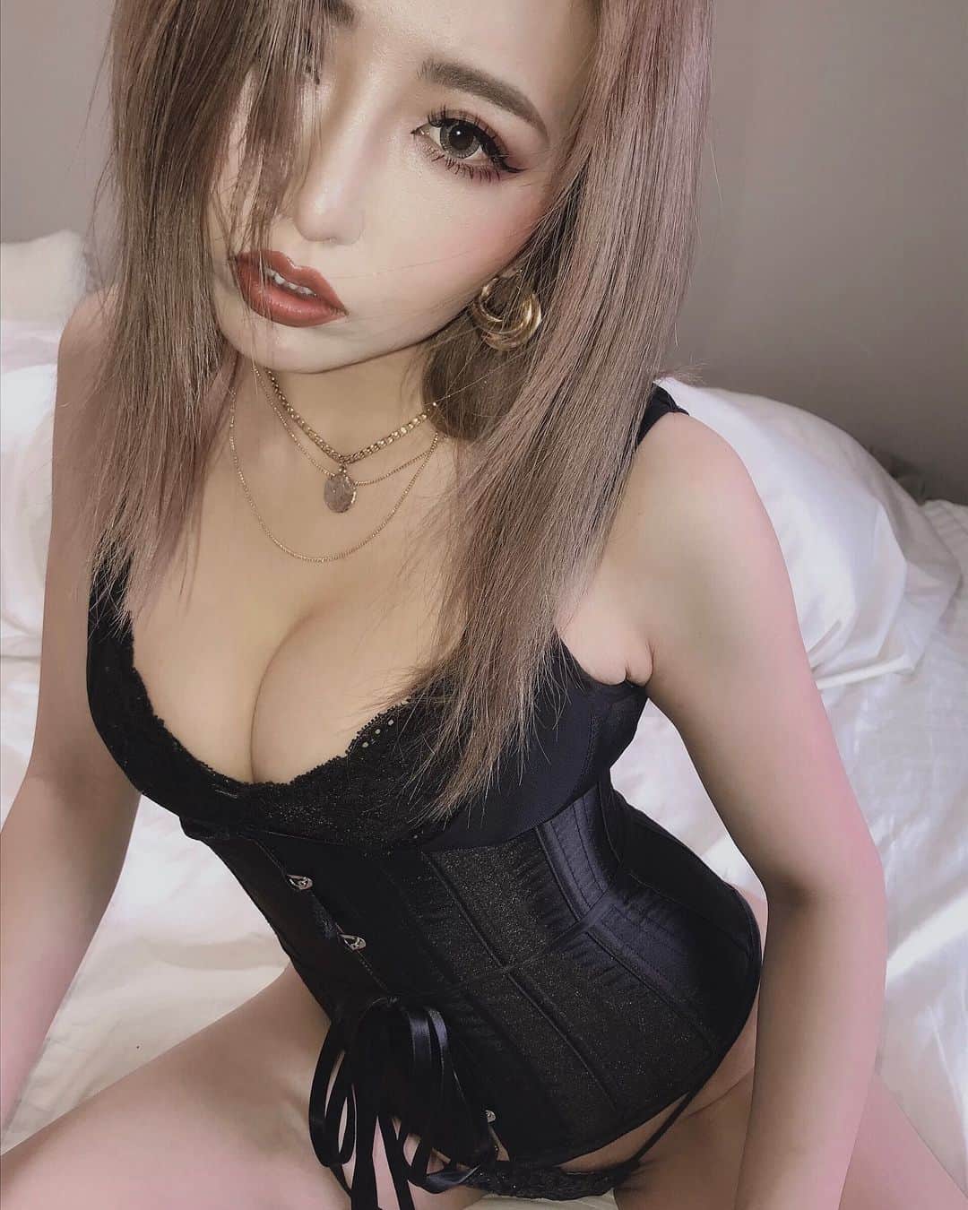 春咲ひなたさんのインスタグラム写真 - (春咲ひなたInstagram)「🥀 やっぱり強めの方が好き🖤 . ライブで話したコルセットこれ！ 身長155cmしかなくて#クビレ 出来づらいから 毎日締め付けられてシンドイけど、夏まで頑張る💪🏼✨ 肋骨内側に入るといいなー🤔💜 . #肋骨#肋骨矯正#コルセット#コルセットダイエット#ダイエット#夏までに痩せる  #くびれ#くびれ作り#トレーニング も#してるよ #久しぶりに#昼から#エロ#全開#大人の色気#肉食系女子 #倖田來未#世代#だから#エロかっこいい が#好き」6月6日 11時40分 - hinatanuki