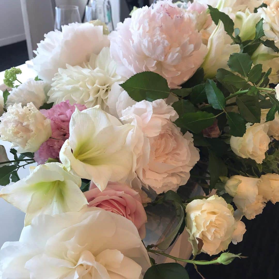 hotel_aomori_weddingのインスタグラム：「6月は芍薬の季節ですね❣️ ほんとうに芍薬のお花好きすぎる🌹 白い芍薬の花言葉は「幸せな結婚」 ジューンブライドにぴったり🤤 🌷 #ホテル青森 #感謝を伝える結婚式 #ジューンブライド #junebride」
