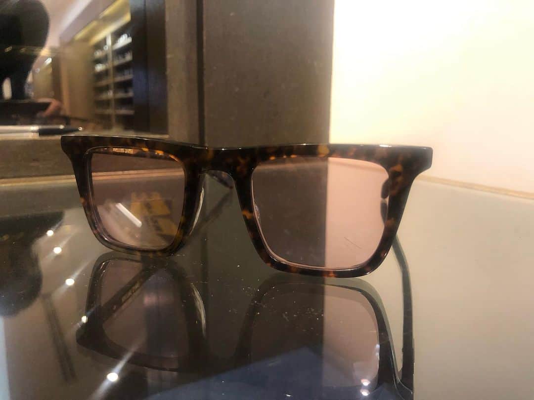 SENSEさんのインスタグラム写真 - (SENSEInstagram)「. こんにちは。 . 先日、編集部でプチ流行している「JULIUS TART OPTICAL」の眼鏡を紹介させて頂きましたが、SENSE編集部内で流行っているのはそれだけでは無かったんです！ . SENSE編集部の特に若手に流行中なのは「NATIVE SONS」の眼鏡。作りが今のストリートシーンに非常にマッチしていて、普段の服装もこれを掛けるだけで一気に今っぽくなりますね(笑) . スタンダードな眼鏡も良いけど、今っぽさも欲しいって時にピッタリかも。 @native_sons_eyewear こちら要チェックです！ . #eyewear #眼鏡 #メガネ #sunglass #サングラス @moriya_sense  @kitahara_sense  @hikita_sense  @takekawa_sense  @nakazato_sense  @shinohara_sense  @anyohji_sense」6月6日 11時46分 - sense_magazine