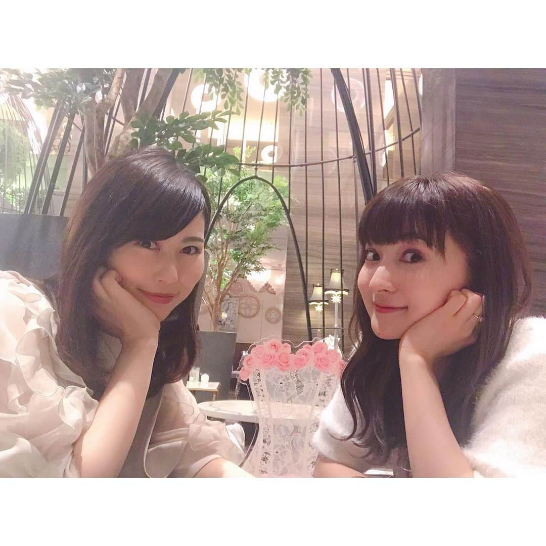 安蒜幸紀さんのインスタグラム写真 - (安蒜幸紀Instagram)「. りさこちゃん久しぶり🙌💕 ランチしてきました😋 . いつも可愛い写真を たくさん撮ってるりさこちゃん🧚‍♀️ 最新ポーズを教えてもらいましたが 果たして私のポーズこれで正しいのか😂 . そして不意打ちの ムービーたち🤣笑 . 写真撮りまくり 笑いまくり 話まくりました😆 . 今度はおうちにも遊びにきてね〜👋✨ . #東京#表参道#ホテルストリングス#カフェ#ゼルコヴァ#ランチ#女子会#写真#ムービー#ポーズ#フェリス#フェリっ子#フリーアナウンサー#tokyo#omotesando#hotel#cafe#lunch」6月6日 11時47分 - ambirusaki