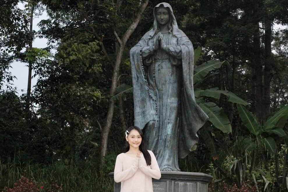 ロナ・アングラエニのインスタグラム：「Tebak aku dimana.. yang bener dapet.. ga dapet apa2 sih 🙂 #holymary #jesuschrist #stjoseph」