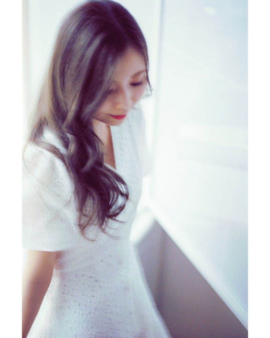 西村季里子のインスタグラム：「・ 人の幸せな話し聞いてるだけで 幸せな気持ちになるな〜💓 それが身近な人ならなおさら🧸 今日の占いで、 「明るい服を着るとハッピー🌈」 って書いてあったから明るい服着ておでかけする！ ランチして、ちょこっとお仕事して、 パスポートとってきて、美容鍼いく🌷 #幸せの伝染#結婚会見#朝から幸せ #占い#🔮#毎朝見るけど朝しか覚えてない #ランチ#パスポート#美容鍼#美容デー #お休み#休日#休日の過ごし方 #holiday #フィルムカメラ #フィルム#カメラ #follow #followme」
