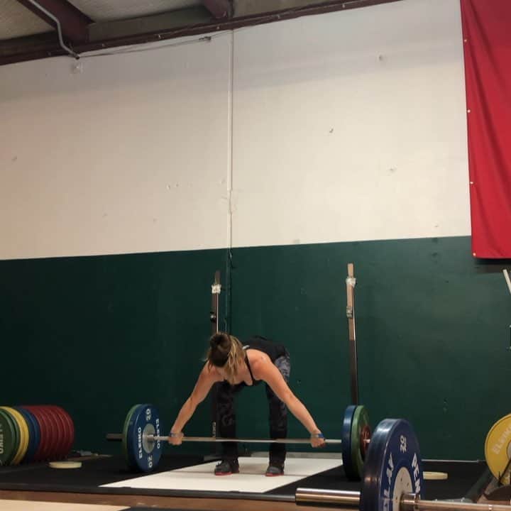 マッティ・ロジャーズのインスタグラム：「Lil bit of traveling, lil bit of lifting, lil bit of coaching, lot a bit of sweating. Thank you @tssbarbell for being SO GREAT. I had such a great time working with all of you!! Ps Power position snatches are actually my least favorite thing ever」