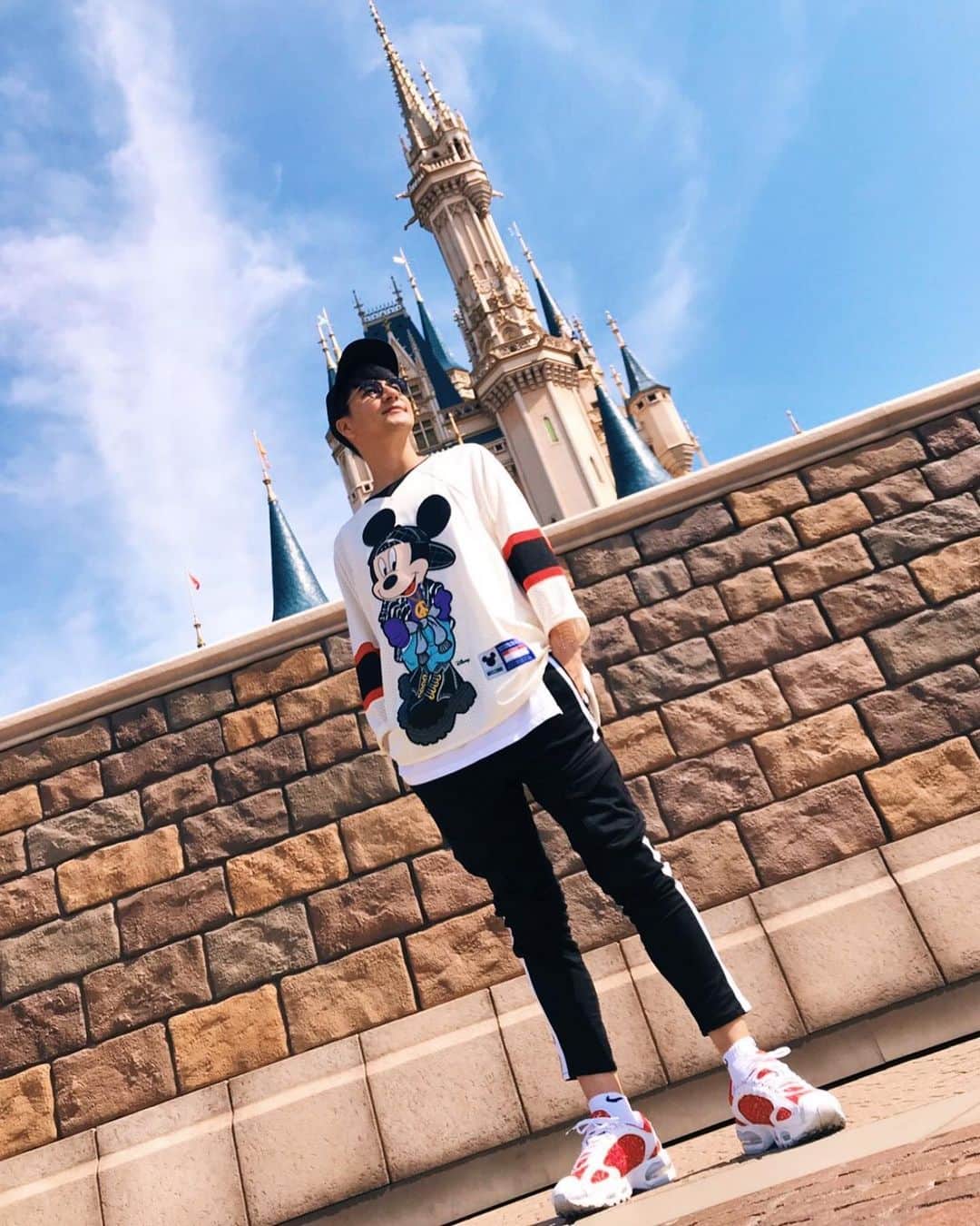 Joyさんのインスタグラム写真 Joyinstagram おじさん３人でデズネーランド はしゃいだ１日 ディズニー ディズニーランド ディズニーシー ディズニーコーデ ミッキー Disneyland Disneysea Disney Moschino Nike Supreme Zara Cinderella