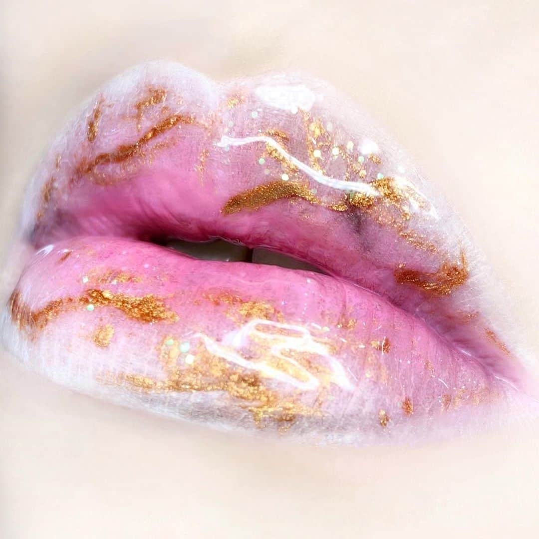 M·A·C Cosmetics Canadaさんのインスタグラム写真 - (M·A·C Cosmetics CanadaInstagram)「When special deco packaging  is life ⚡️🙌M·A·C Artist @ooceanmac took inspiration from our latest Electric Wonder Collection with this gorgeous lip art inspired by the rose quartz and gold marbled packaging! Tap the photo to see the products she used to get this look #MACElectricWonder 💋💫」6月6日 12時00分 - maccosmeticscanada