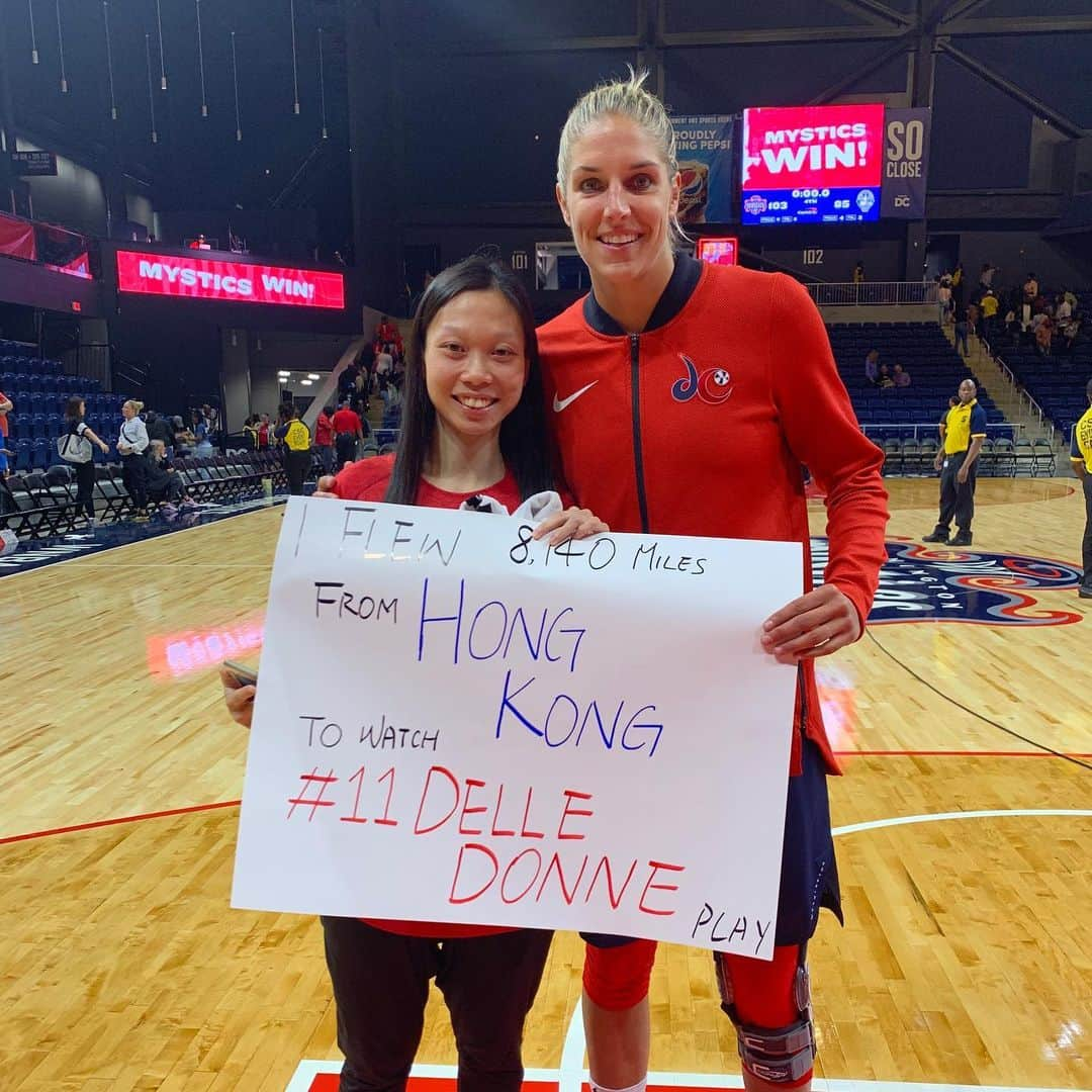 エレーナ・デレ・ダンさんのインスタグラム写真 - (エレーナ・デレ・ダンInstagram)「This is what it’s all about! So humbled by the effort she made to come and see her first WNBA game! Glad the stics came away with the win! #dedication」6月6日 12時00分 - de11edonne