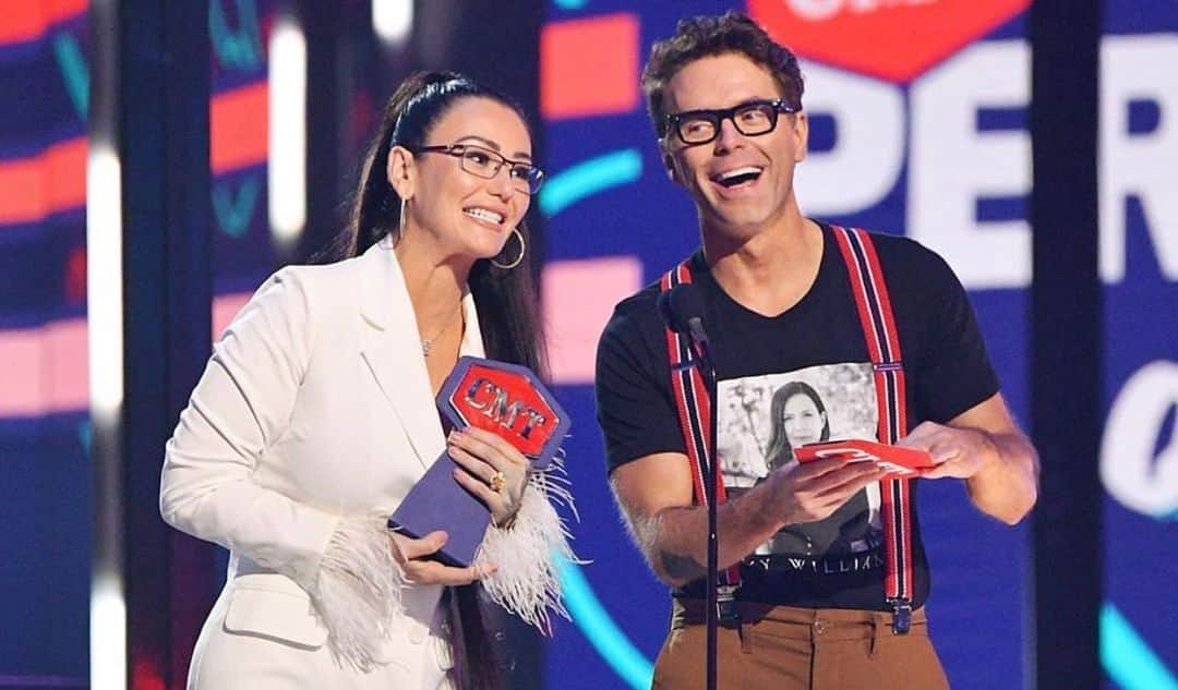 ジェイワウさんのインスタグラム写真 - (ジェイワウInstagram)「5 minutes leading up to this moment @mrbobbybones was trying to keep me calm backstage lol.... thank you so much to @cmt for giving me this opportunity even though I get such horrible stage fright 🤭 congrats to all the nominees and winners 💙❤️🥰 #cmtawards」6月6日 12時01分 - jwoww