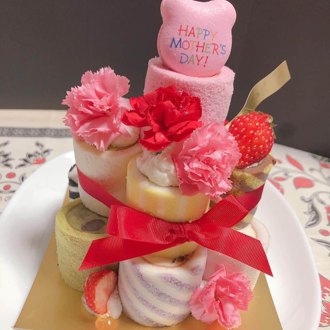 河原美結のインスタグラム：「・ ・ 載せるの忘れてた💧💧 母の日のケーキとプレゼント今年はいつもとは違った感じにしてみました✌️ ・ ・ #happymothersday #present #gift #cake #flower  #vase #flowervase #irina #moomin #cute #母の日 #プレゼント #ロールケーキ #ロールケーキタワー #マカロン #かわいい #ムーミン #ミー #花瓶 #食べられる花 #イリナ #ムーミンショップ #いつもありがとう #instagood #instagift #instadaily #instalove」