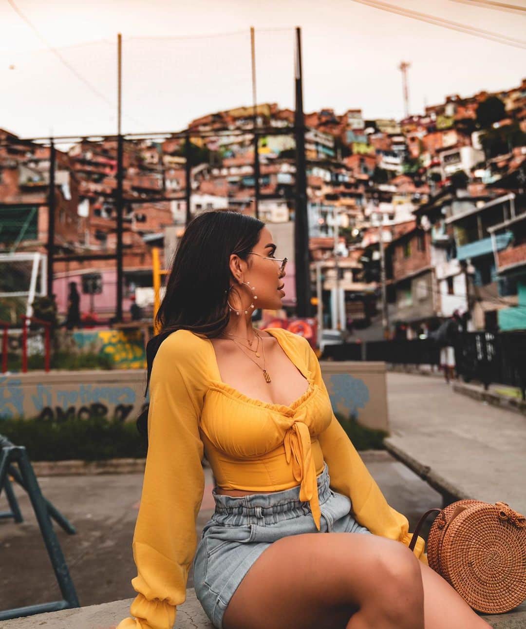 iluvsarahiiさんのインスタグラム写真 - (iluvsarahiiInstagram)「Loving every moment in Colombia 🇨🇴 Where are you all from? Drop your flag❤️_______________________________________ Top @tigermist  Bag @misslolaofficial  Shorts @cottonon」6月6日 12時11分 - iluvsarahii