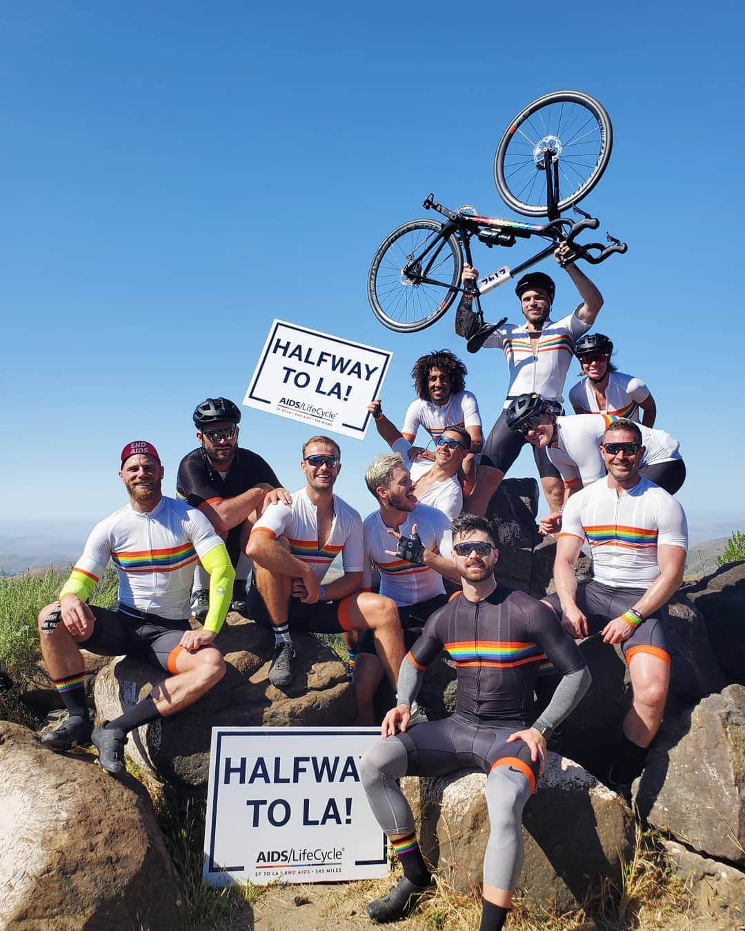 ガス・ケンワージーのインスタグラム：「We passed the halfway point this morning which, depending on how you look at it, means we're already more than halfway there! Or, conversely, it means that WE STILL HAVE SO FUCKING MUCH LEFT! 😭 345 miles down, 200 to go!!! ❤️🚴🏼‍♂️」