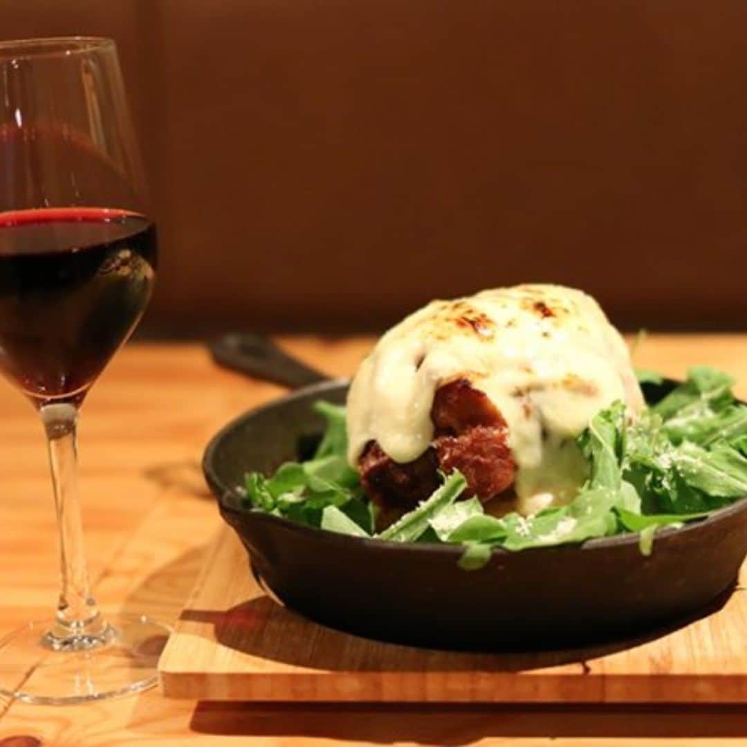 ビアージョ新宿のインスタグラム：「こんにちは、新宿西口のイタリアン＆ワインバル「ビアージョ」です。  ブログ更新しました！ 「ビアージョの人気メニュー「和牛の爆弾インボルティーニ」はぜひご注文ください！」 是非ご来店をお待ちしております。 ▼詳しくはこちら▼ http://viagio-shinjuku.com/blog/  #ビアージョ#新宿#イタリアン#バル#居酒屋#送別会#二次会」