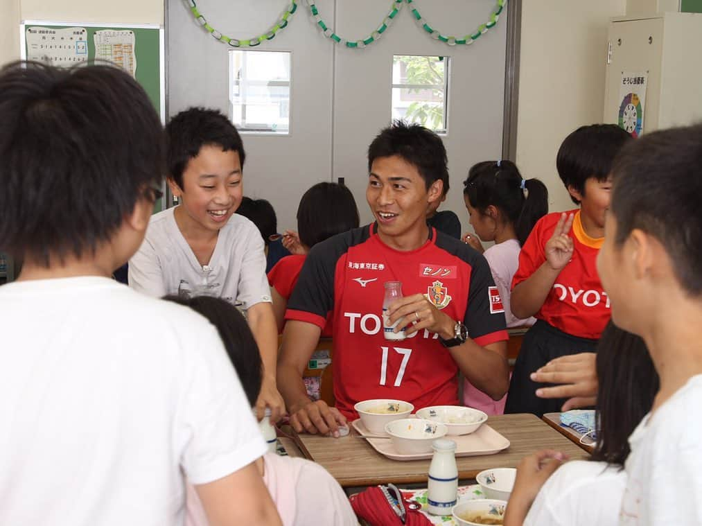 丸山祐市さんのインスタグラム写真 - (丸山祐市Instagram)「小学校訪問 昨日は、米本選手と豊岡小学校に行ってきました‼️ 夢を持つ大切さを話したり、サッカーしたり、給食を食べたり😁🍽 短い時間でしたが、楽しかったです✨  #小学校訪問  #ホームタウン  #ヨロコビプロジェクト #豊岡小学校  #米本拓司  #nagoyagrampus #grampus #名古屋グランパス#soccer #サッカー#丸山祐市#17 #継続#準備#感謝#笑顔#ファミリー#elpibe」6月6日 12時12分 - yuichi_maruyama.616