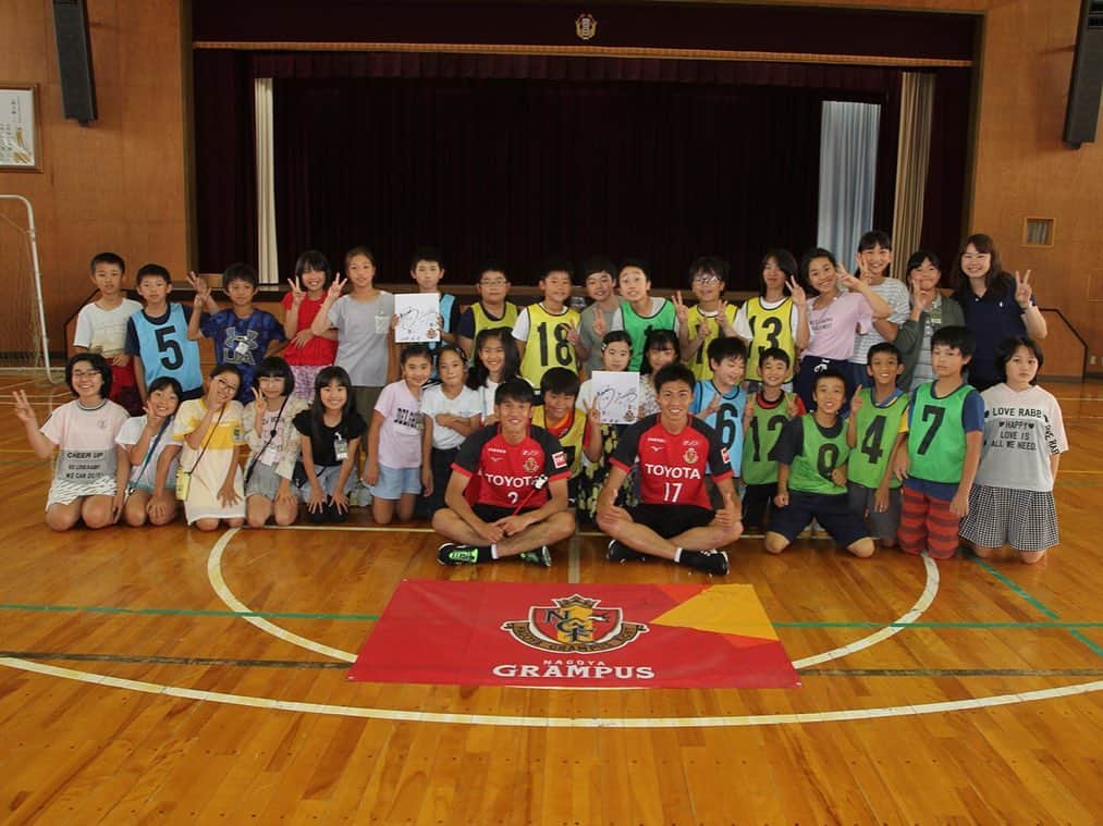 丸山祐市さんのインスタグラム写真 - (丸山祐市Instagram)「小学校訪問 昨日は、米本選手と豊岡小学校に行ってきました‼️ 夢を持つ大切さを話したり、サッカーしたり、給食を食べたり😁🍽 短い時間でしたが、楽しかったです✨  #小学校訪問  #ホームタウン  #ヨロコビプロジェクト #豊岡小学校  #米本拓司  #nagoyagrampus #grampus #名古屋グランパス#soccer #サッカー#丸山祐市#17 #継続#準備#感謝#笑顔#ファミリー#elpibe」6月6日 12時12分 - yuichi_maruyama.616