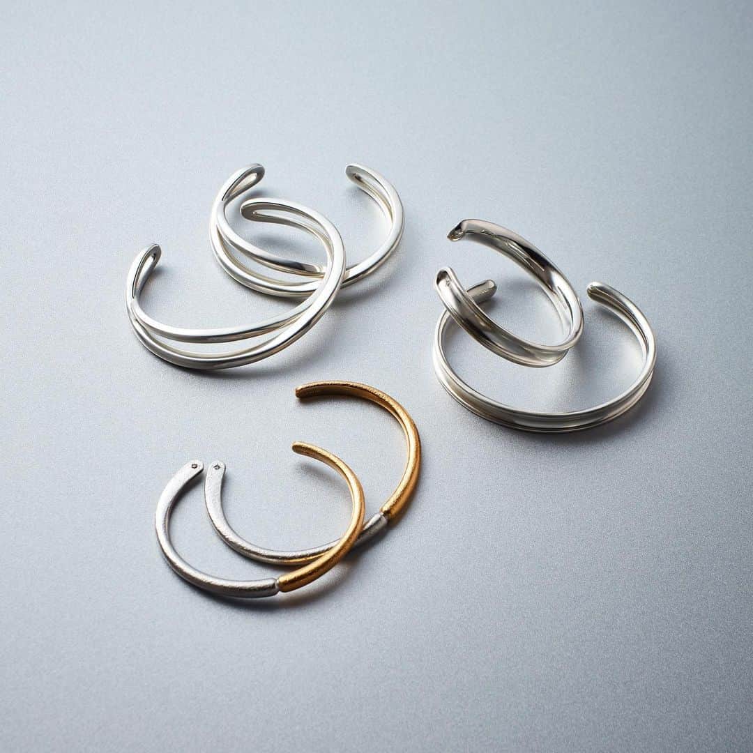 のインスタグラム：「《Pair Bangle》﻿ ﻿ ジェンダーから、カテゴライズから、﻿ 自由になって見つける新しい繋がり。﻿ ﻿ カップル、友人、大切な方とさりげなく﻿ ファッション感覚でお揃いを楽しめるペアバングル。﻿ ﻿ #ete #エテ﻿ #PairBangle」