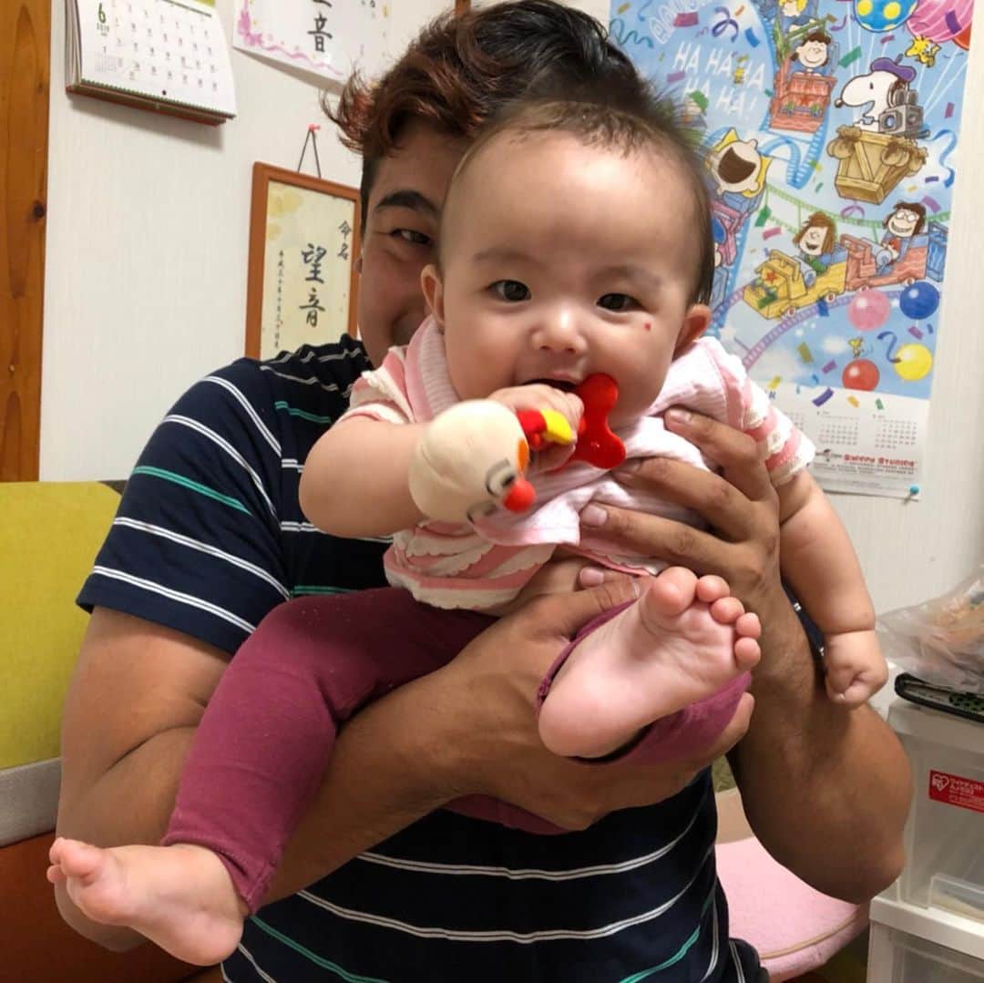 GOSAMARUのインスタグラム：「‪昨日は母と病院後に妹の子供に会いに行ってきました。‬ ‪産まれてから初対面！‬ ‪姪っ子可愛いいの😍‬ ‪GOSAおじさんメロメロです🤤‬ ‪望音(みおん)が物心つくまでは現役でいようと思いました。‬ ‪#rd_pw #GOSAMARU #姪っ子 #メロメロ #沖縄‬ ‪ ‬」