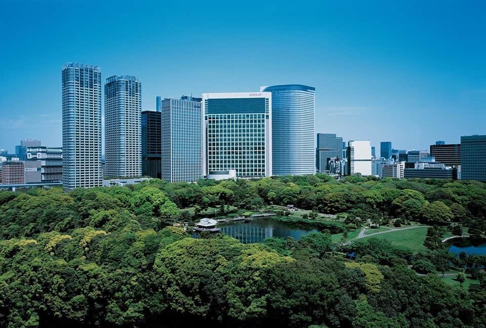 のインスタグラム：「Welcome to Conrad Tokyo. http://www.conradtokyo.co.jp/ #コンラッド東京 #ホテル #汐留 #東京 #日本 #新橋 #銀座 #浜離宮 #緑 #ConradTokyo #StayInspired #Conrad #hotel #Tokyo #Japan #Shiodome #Shinbashi #garden #hamarikyu」