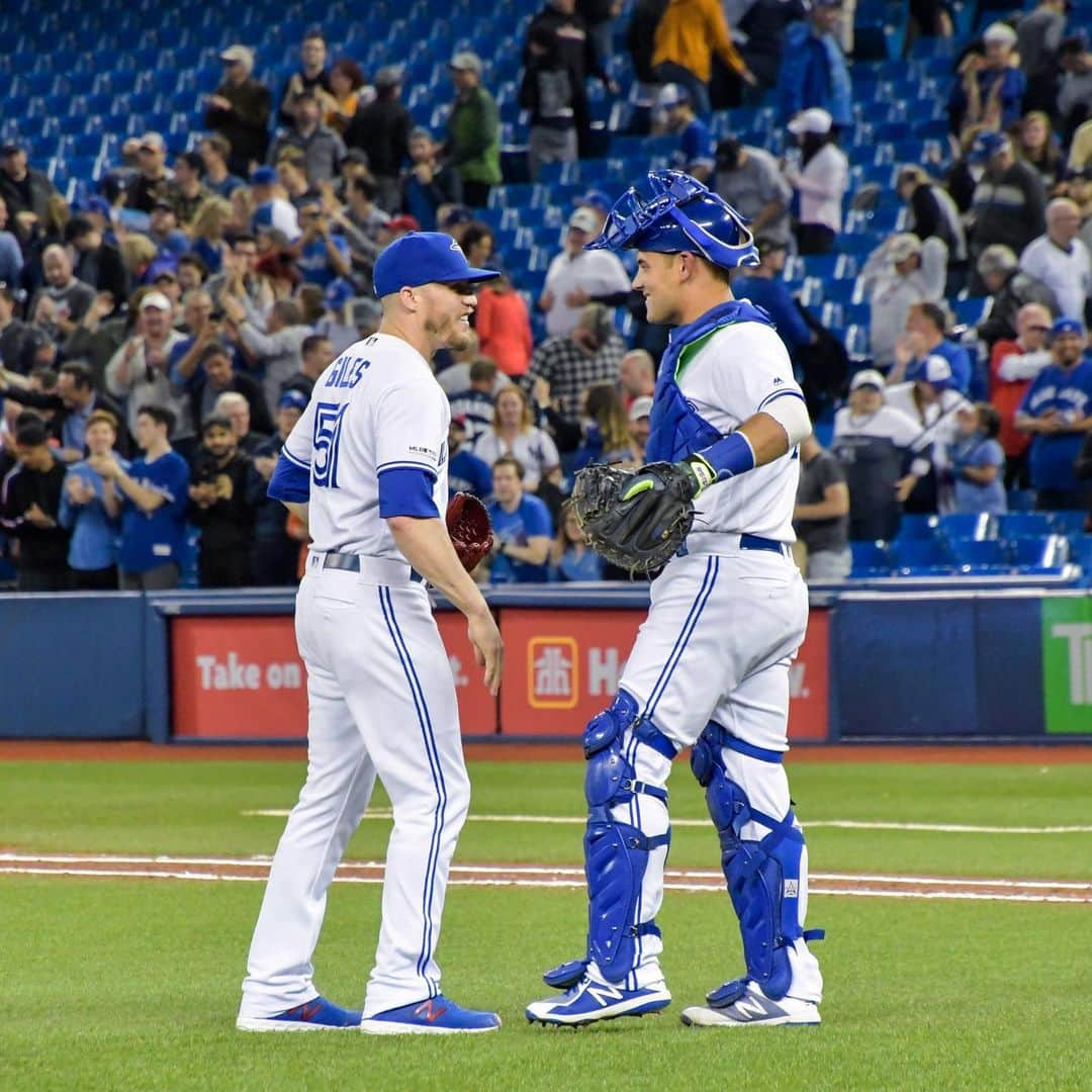 トロント・ブルージェイズさんのインスタグラム写真 - (トロント・ブルージェイズInstagram)「Two big wins for Toronto tonight! Give us your 🤚 emojis! #BlueJaysWin」6月6日 12時38分 - bluejays