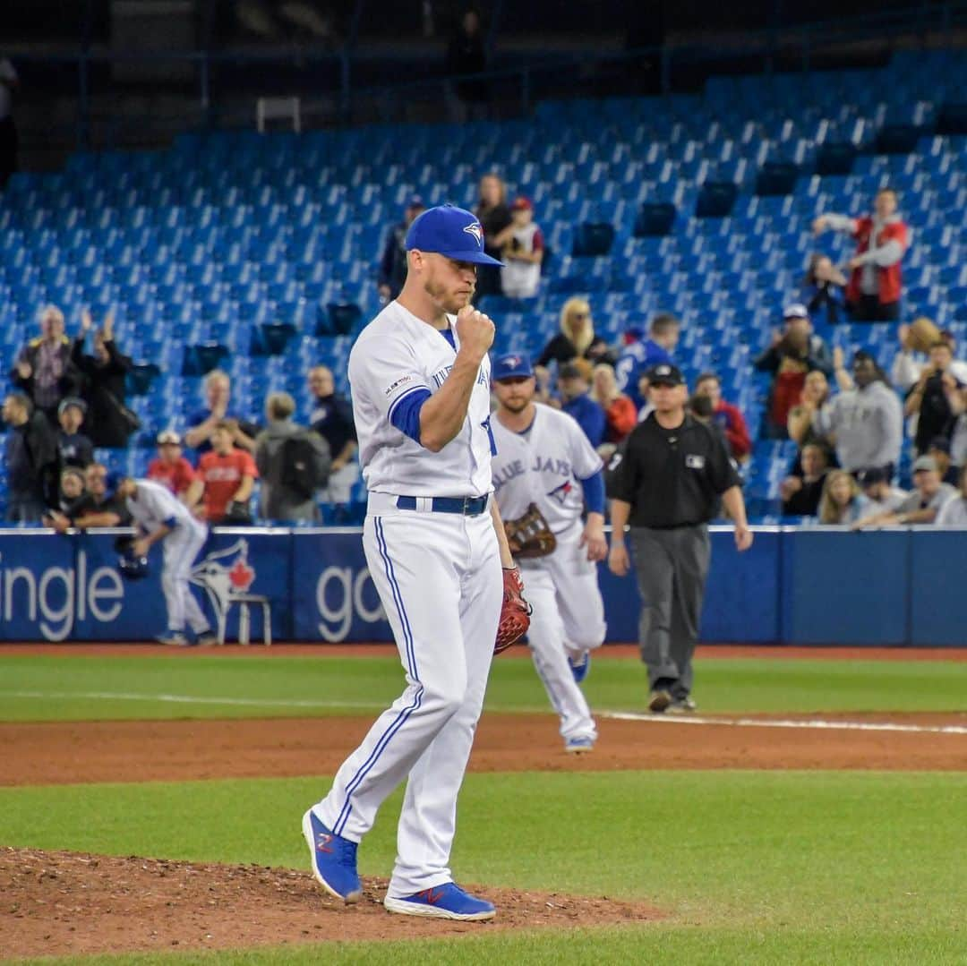 トロント・ブルージェイズさんのインスタグラム写真 - (トロント・ブルージェイズInstagram)「Two big wins for Toronto tonight! Give us your 🤚 emojis! #BlueJaysWin」6月6日 12時38分 - bluejays