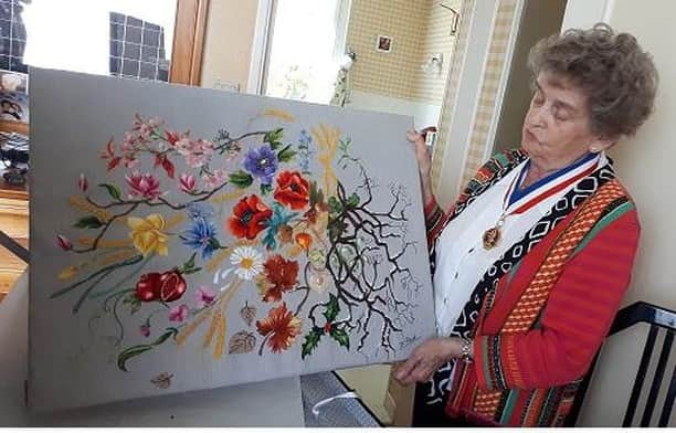 フランス大使館さんのインスタグラム写真 - (フランス大使館Instagram)「不思議なフランス🔎】フランスで最も優れた職人に与えられる「国家最優秀職人」の刺繍部門に、86歳のイヴォンヌ・ダニエルさんが選ばれました。子供のころから刺繍が好きでしたが、本格的に学び始めたのは退職してからだそう。すごいです👏✨ 📷: ©L’Echo de la Presqu’île(https://bit.ly/2HX9M33) 🔎 #Franceinsolite : Yvonne Daniel, brodeuse de 86 ans, a décroché le titre de Meilleur ouvrier de France. Ce n'est qu'à la retraite que cette passionnée a commencé à suivre des cours pour acquérir les techniques de cet art. 📷:©L’Echo de la Presqu’île 👉https://bit.ly/2HX9M33」6月6日 12時30分 - ambafrancejp