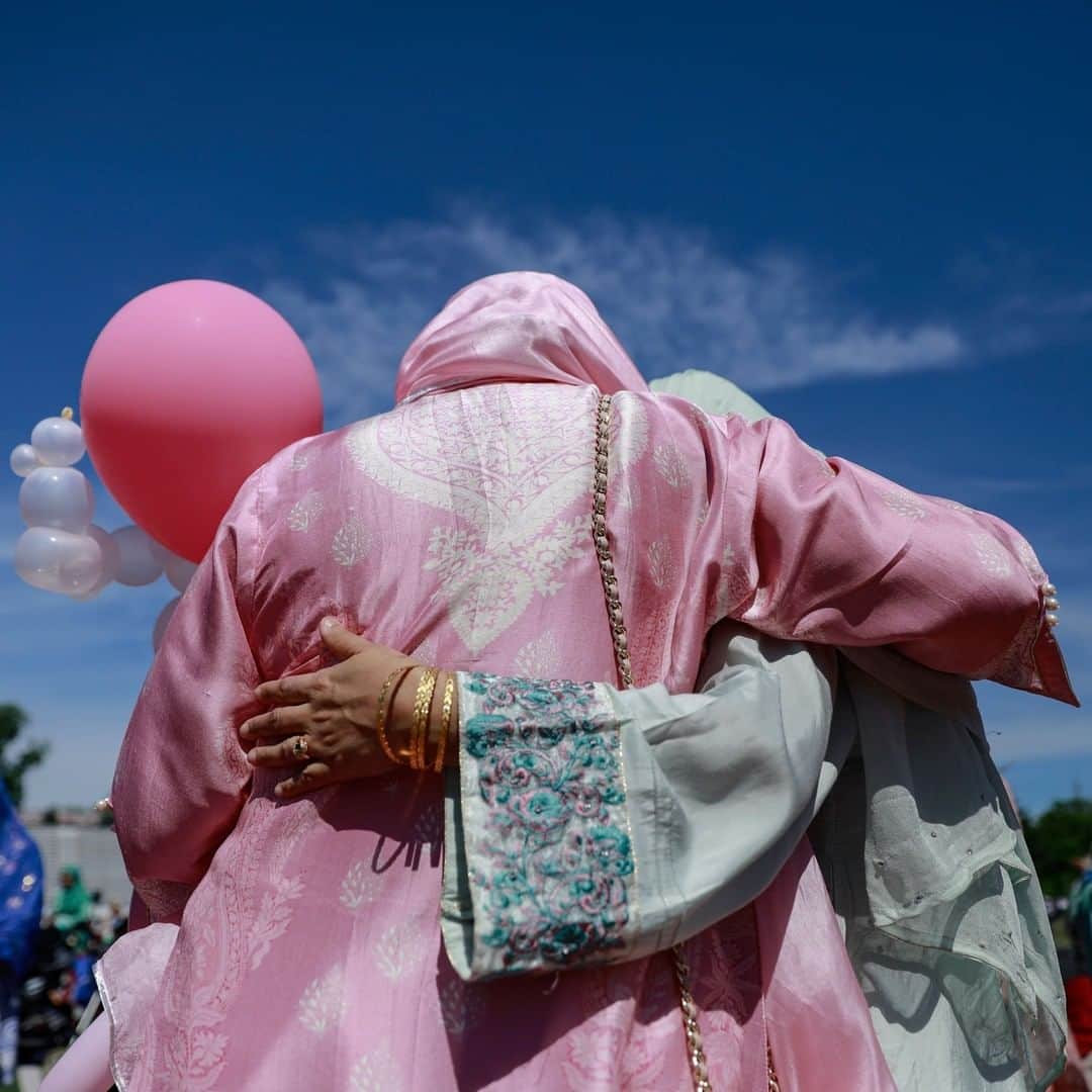 TIME Magazineさんのインスタグラム写真 - (TIME MagazineInstagram)「Two Muslim women embrace after offering Eid al-Fitr prayers, marking the end of the holy fasting month of #Ramadan, on the Niles West High School football field in Skokie, Ill., on June 5. Photograph by @amr.alfiky—@apnews」6月6日 12時31分 - time