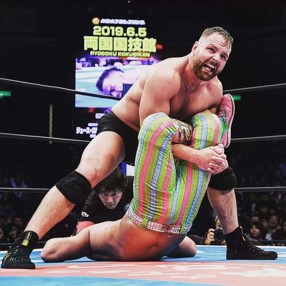 新日本プロレスさんのインスタグラム写真 - (新日本プロレスInstagram)「#JonMoxley !! 🔥🦁 ジョン・モクスリーが衝撃の新日本マット初上陸！ ジュースを下して、USヘビー級新王者に！ バックステージでは、継続参戦をアピール！ ☆6.5両国大会をスマホサイトで詳報アップ！ @njpw1972  #njbosj #njpw #新日本プロレス #プロレス #njpwworld」6月6日 12時33分 - njpw1972