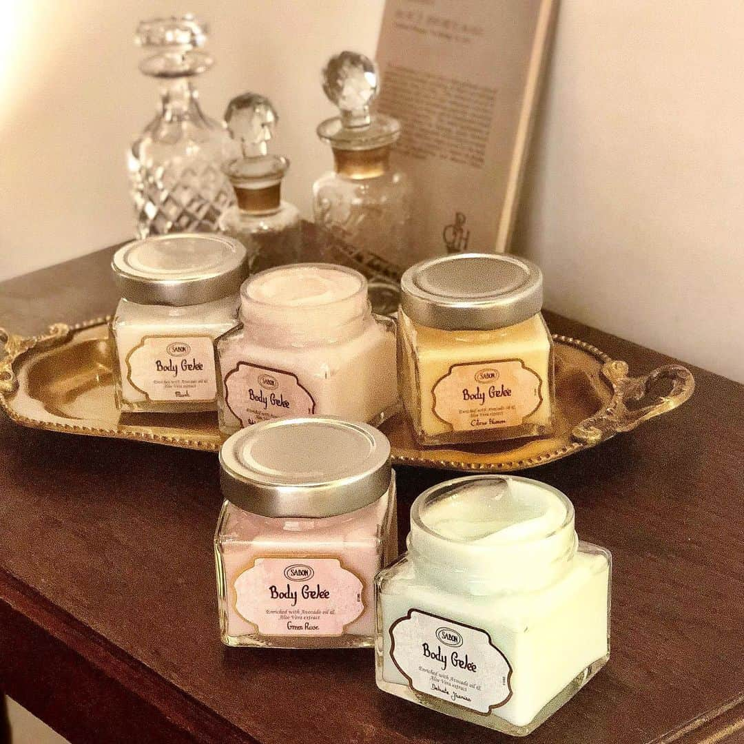 SABON Japanさんのインスタグラム写真 - (SABON JapanInstagram)「SABONを代表する5つの香りを、気分やシーンでお楽しみいただけるフレグランス「EAU de SABON」と、クールに潤し香る「Body Gelée」。﻿ 本日、6月6日(木)より全国の直営店・公式オンラインストアにて新登場します。﻿ ﻿ 心をときめかせ、幸福に満たされるSABONならではの香り。﻿ 軽やかに広がる香りのヴェールを纏えば、わくわくするような一日がスタートします。﻿ ﻿ ＜Special Present! (6月6日(木)～数量限定)＞﻿﻿ オードゥサボンを含む12,000円以上お買い物いただいた方に、「フレグランスチャーム」をプレゼント。﻿ ブレスレットやアンクレットとして身につければ、ゆれるたびに繊細に広がる香りを楽しめます。 ※オンラインストアでのお買い物は対象外ですのでご了承ください。﻿ ※数量限定ですので、なくなり次第終了いたします。﻿ ﻿ ﻿ #SABON香りペアリング﻿﻿﻿ #sabon#EAUdeSABON#BodyGelée#bodycare#fragrance#eaudetoilette#新登場#新発売#サボン#オードゥサボン#ボディジュレ#フレグランス#オードトワレ#香り#ペアリング#フレグランスジュレ#ボディケア#香水#コスメ」6月6日 12時35分 - sabon_japan