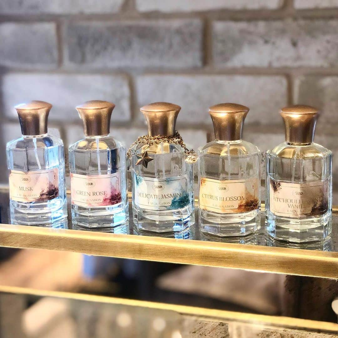 SABON Japanさんのインスタグラム写真 - (SABON JapanInstagram)「SABONを代表する5つの香りを、気分やシーンでお楽しみいただけるフレグランス「EAU de SABON」と、クールに潤し香る「Body Gelée」。﻿ 本日、6月6日(木)より全国の直営店・公式オンラインストアにて新登場します。﻿ ﻿ 心をときめかせ、幸福に満たされるSABONならではの香り。﻿ 軽やかに広がる香りのヴェールを纏えば、わくわくするような一日がスタートします。﻿ ﻿ ＜Special Present! (6月6日(木)～数量限定)＞﻿﻿ オードゥサボンを含む12,000円以上お買い物いただいた方に、「フレグランスチャーム」をプレゼント。﻿ ブレスレットやアンクレットとして身につければ、ゆれるたびに繊細に広がる香りを楽しめます。 ※オンラインストアでのお買い物は対象外ですのでご了承ください。﻿ ※数量限定ですので、なくなり次第終了いたします。﻿ ﻿ ﻿ #SABON香りペアリング﻿﻿﻿ #sabon#EAUdeSABON#BodyGelée#bodycare#fragrance#eaudetoilette#新登場#新発売#サボン#オードゥサボン#ボディジュレ#フレグランス#オードトワレ#香り#ペアリング#フレグランスジュレ#ボディケア#香水#コスメ」6月6日 12時35分 - sabon_japan