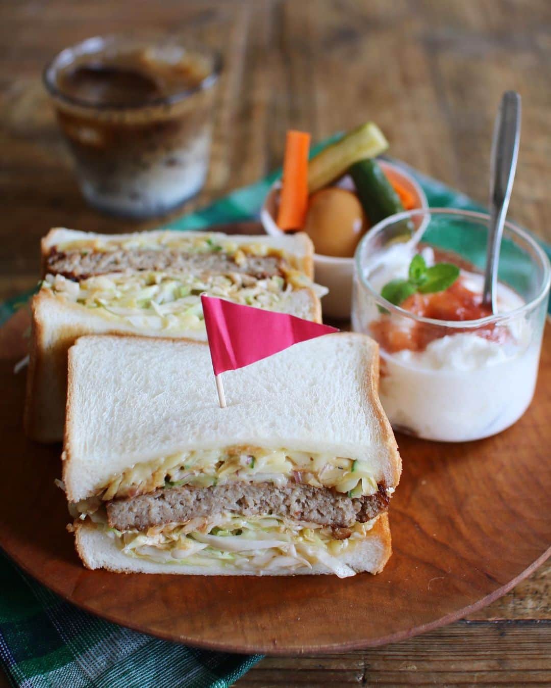 のインスタグラム：「残りものと家にあるもので簡単朝ごはん。 先日作った#ロスティ のポテトサラダ＋ハンバーグ＋キャベツ＋チーズの#サンドイッチ 、これまた昨日の残りのゆで卵と野菜のピクルス、ヨーグルト＋のんさん(@non_la_non )からもらった#しおや さんの文旦と苺のジャム、アイスカフェオレ。 ぼ、ぼ、ぼ、ボリューミー… 満腹でございます、ブヒッ🐷 ・ 絵面が地味なのだけれど、朝から炭水化物・野菜・お肉・乳製品・卵・果物(ジャムだけど😃)が摂れて満足🙌 ・ 今日はお休みなので、昼ビールしながら、家で作業中〜🍺 猛暑を覚悟していたのに、意外と涼しいな🤔 ・ #スイスデリスアンバサダー として活動しています🇨🇭 @swissdelice_jp ・ #スイスデリス #rosti #switzerland #おいしい時間をスイスから #swissdelice #朝ごはん #朝食 #breakfast #gohan #私のおいしい写真 #foodporn #onthetable #foodstagram #おうちごはん #日々の暮らし ＃うつわ #器 #wp_deli_japan #おうちごはんlover #IGersJP #macaronimate #とりあえず野菜食 #フーディーテーブル」