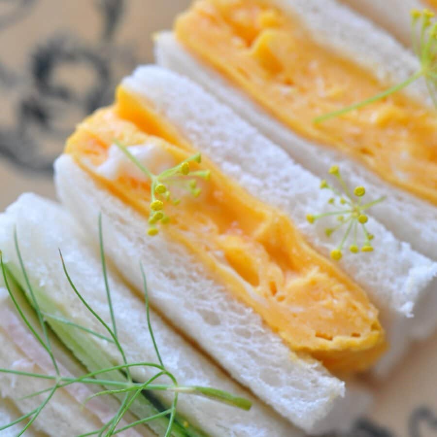 masayoさんのインスタグラム写真 - (masayoInstagram)「2019.6.6 ＊breakfast ・ @saeko.takashima  さん家の ディルをいただいたので。 シンプルサンドの朝ごはん^^ ディルの黄色い小さなお花の 可愛いらしさったら❤︎ ・ たまごサンドに ハムきゅうりサンド ディルのお花と一緒に 口に入れると 爽やかな香り〜 美味しい〜 ・ ベリーたっぷりのヨーグルトに 豆乳多めのほうじ茶チャイはホット。 ヨーグルトの入ったリューズガラスのデザートカップとミニピッチャーは @hinatalife  さんで。  詳細はプロフィールのURLよりご覧くださいね。  https://www.instagram.com/hinatalife/  #ひなたライフ #ひなたライフスタイル #hinatalife」6月6日 12時49分 - masayo_san