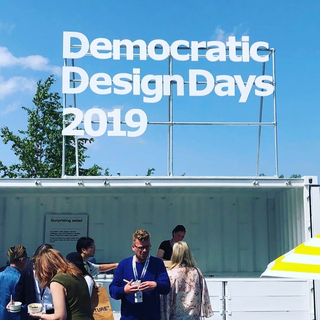 森井ユカさんのインスタグラム写真 - (森井ユカInstagram)「‪IKEAの本拠地、スウェーデンのエルムフルトにやってきました。6月4/5日はIKEA『Democratic Design Days2019』、略してDDD。新製品の紹介や、現在進行中の商品企画の途中経過、企業としての取り組みなどが発表され、世界中からプレスが集まります！ 私も雑誌の取材で参加しました。折しも夏至まであと少し、夜10時まで明るくて季節は最高。 会場では未発売のヴァージル・アブローのバッグをプレス用バッグとして受け取ります。中にはボトルが入っているので自分で水やコーヒーを好きなだけ入れて会場へ。ボトルは持ち帰るのでゴミも出ず、これはとてもいいアイデアでした。 ステージでは次々と担当者からの発表があり、無数にあるブースには試作品が並びます。合間にいただけるサラダベースの食事も絶品でした。まるでお祭りのようにワクワクがとまりません……！（つづく）  #IKEADDD2019 #IKEAtoday #IKEA #democraticdesigndays #democraticdesigndays2019」6月6日 12時57分 - yukamorii