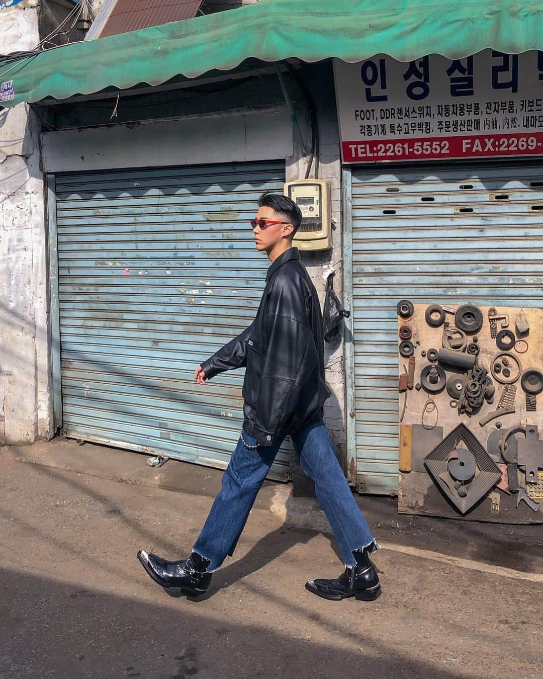 Junyoungさんのインスタグラム写真 - (JunyoungInstagram)「배가곱하 . . . #balenciaga #balenciagaparis #demnagvasalia #balenciagashoes #reworkedvintage #martinerose #harnessboots #westernboots #ootd #outfit #menswear #mensfashion #dailylook #vetements #발렌시아가 #웨스턴부츠 #부츠 #데일리룩 #오오티디 #베트멍 #마틴로즈 #리워크진 #을지로 #힙지로 #을지로카페 #お気に入り #カジュアル #コーデ #バレンシアガ」6月6日 12時58分 - yanggeng88