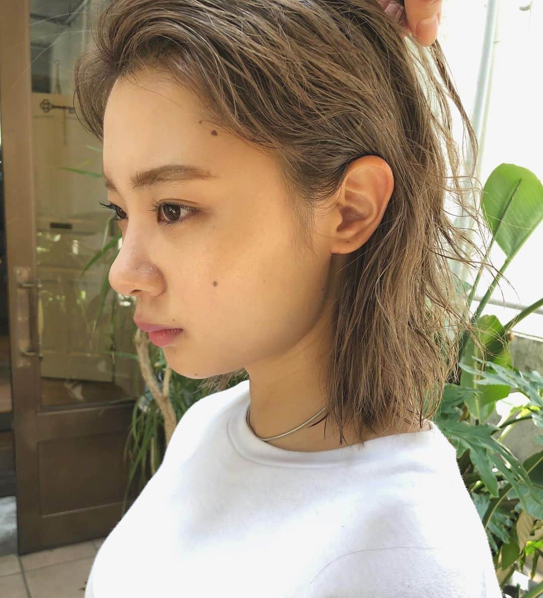 カワシリアツシのインスタグラム：「癖を活かしてジェルでスタイリング◎ 夏ヘアー☀️ ・ ・ ・ ・ブリーチの回数がわからない。 ・値段が気になる。 ・ダメージが心配。など なんでもご気軽にご相談ください😊 ・ ご予約やご相談はURLもしくはDM・LINEにて待ちしております🙆‍♂️ ・ ・ ・ ご予約はトップページURLをクリック😊 もしくはDMください✉️ ・ ネットで×になってても お取りできるお時間もございますので、 ご気軽にご相談ください🙆‍♂️ ・  #アディクシー #イルミナカラー  #外国人風カラー #ミニボブ #切りっぱなしボブ #ハイライト #外ハネ #グラデーション #外国人風 #ポートレート #美容室 #美容院 #美容学生 #撮影 #東京 #渋谷  #ショートヘア #グレージュ  #ブルージュ #ブリーチ #portrait #フィルムカメラ #hairstyle #ショートカット #haircolor #ハイトーン #데일리룩 #时尚 #แฟชั่น#デジキュア」