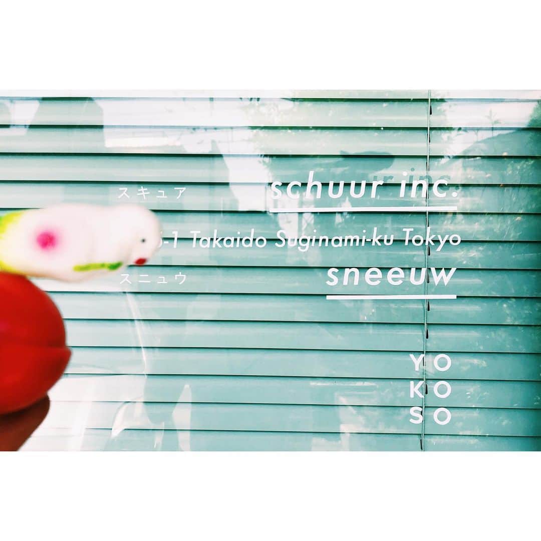 雪浦聖子さんのインスタグラム写真 - (雪浦聖子Instagram)「谷やんが引っ越し祝いで、アトリエの窓用にカッティングシートデザインして作ってくれた。 かわいい。ありがとうー。  YO KO SO」6月6日 13時01分 - sneeuw_y