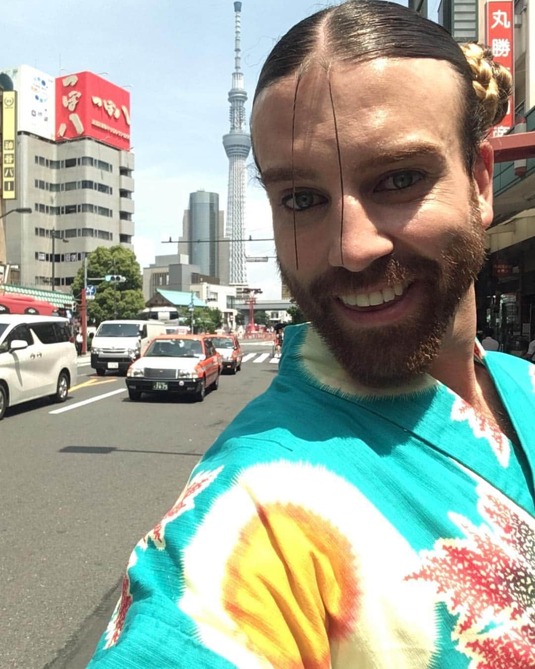 レディビアードさんのインスタグラム写真 - (レディビアードInstagram)「お早うございます浅草！  Hello there Asakusa!  #浅草  #レディビアード  #ladybeard」6月6日 13時01分 - ladybeard_japan