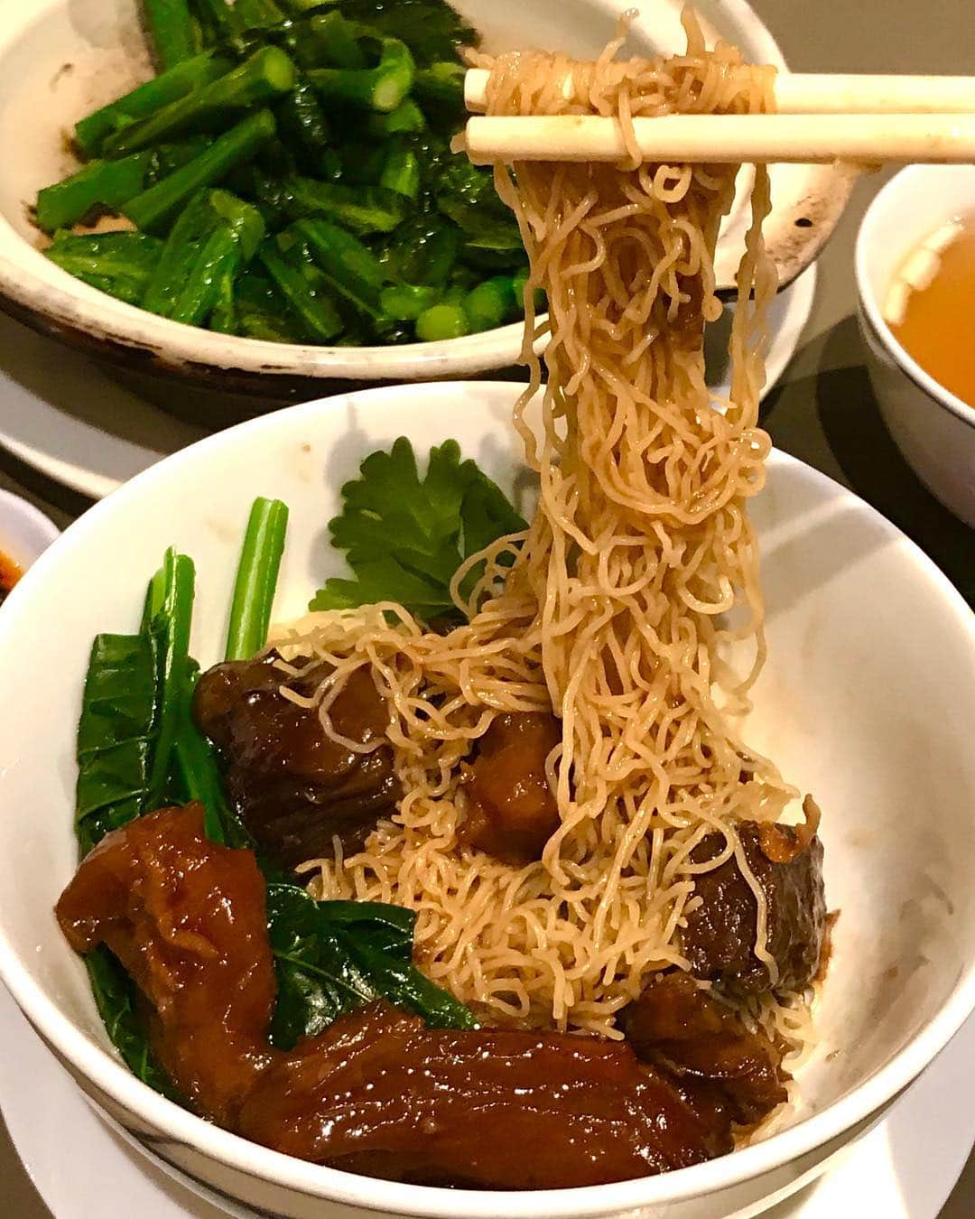 Li Tian の雑貨屋さんのインスタグラム写真 - (Li Tian の雑貨屋Instagram)「One of the family member doesn’t take porridge and so we got this Braised Beef Tendon Noodles to share. The chunks of beef were soft and flavorful but we wished this was less salty • • • #sgeats #singapore #local #best #delicious #food #igsg #sgig #restaurant #exploresingapore #eat #sgfoodies #gourmet #yummy #yum #sgfood #foodsg #burpple #exploresingapore #beautifulcuisines #bonappetit #instagood #porridge #lunch #noodles #eatlocal」6月6日 13時06分 - dairyandcream