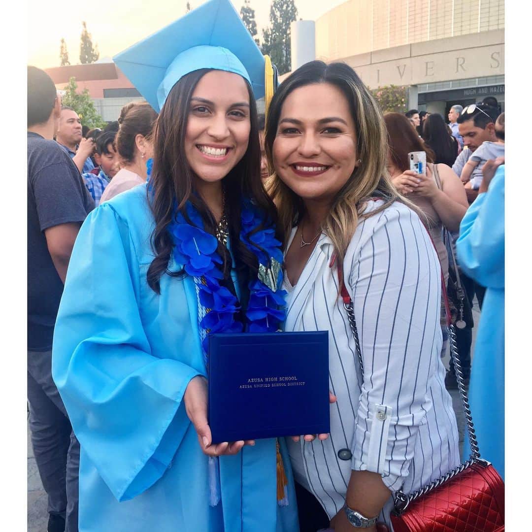 リセット・サラスのインスタグラム：「Cannot believe that our Nany is officially a high school grad👩‍🎓 I am so proud of everything you have accomplished in athletics and in the classroom! Continue to shine and know that I'll always be here for you.... Auntie Loves You!! @nat12guerra #AHSgrad @azusaaztecshs #AuntieLife #ClassOf2019」