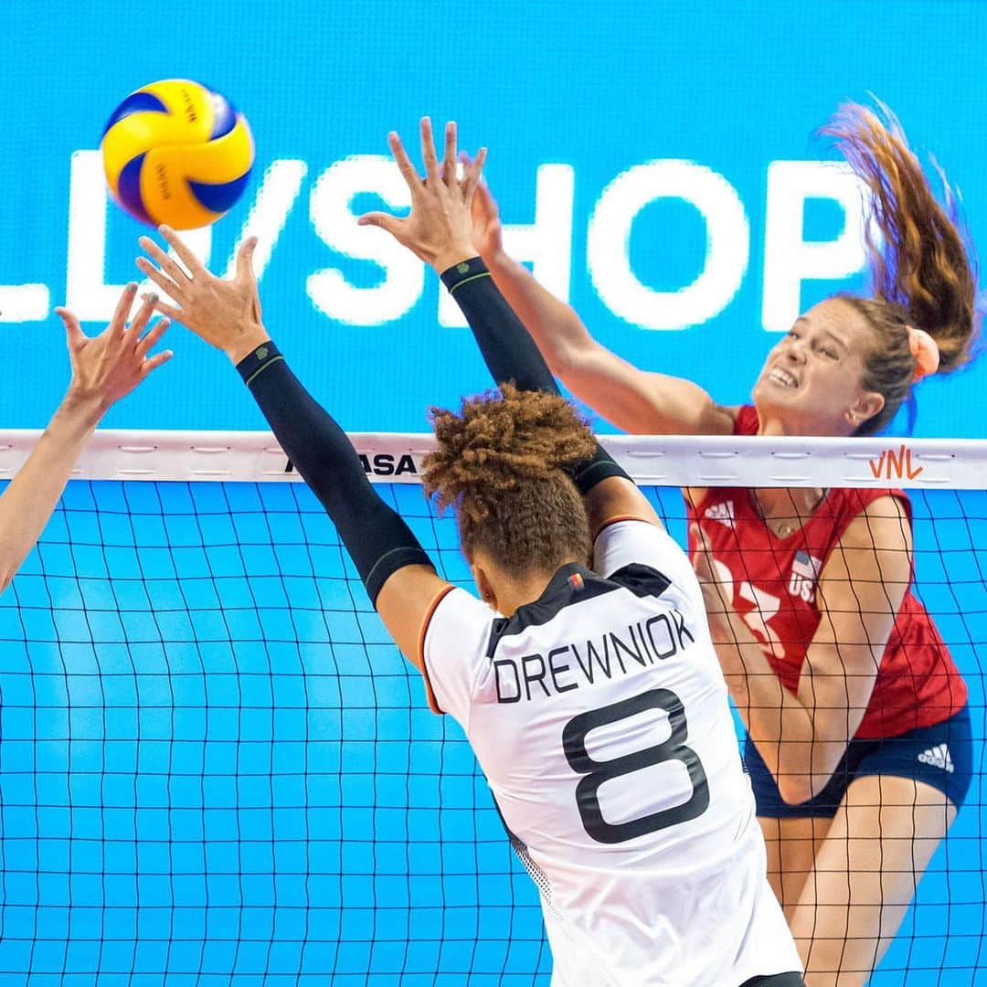 USA Volleyballさんのインスタグラム写真 - (USA VolleyballInstagram)「Kelsey Robinson scored 18 points in her 2019 FIVB Volleyball Nations League debut as @usavwnt sweeps Germany to improve to 7-1. Next up, Brazil on Thursday at 7:30 p.m. CT on NBC Sports Network. Full recap on www.usavolleyball.org.」6月6日 13時15分 - usavolleyball