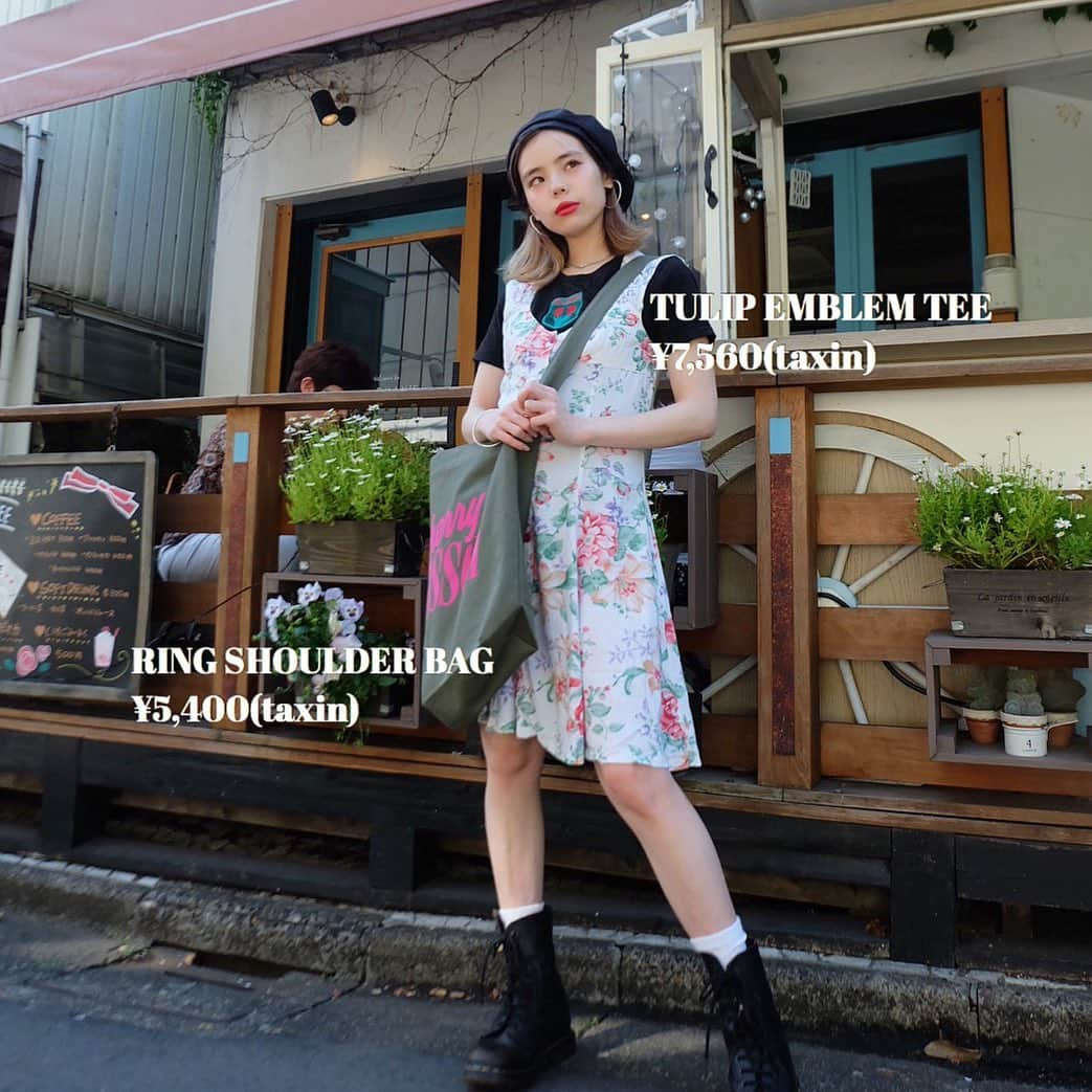 Aymmy in the batty girlsのインスタグラム：「【T-SHIRT COORDINATE】﻿ ﻿ ◽︎TULIP エンブレムTシャツ﻿ ¥7,560(taxin)﻿ ﻿ ◽︎CHERRY BLOSSOM リングショルダートート﻿ ¥5,400(taxin)﻿ ﻿ ※他本人私物﻿ ﻿ 最新メルマガはデザイナー・瀬戸あゆみのコメント付きですので是非ご覧ください♡﻿ ﻿ #aymmy #aymmyinthebattygirls﻿﻿﻿﻿﻿﻿ #エイミー #原宿 #harajuku #Tシャツ#トートバッグ #ショルダートート #coordinate」