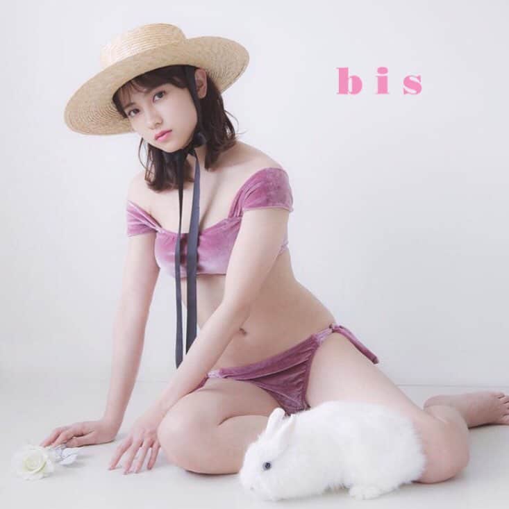 のインスタグラム：「🌷 new issue 🌷﻿﻿ ﻿﻿ ﻿﻿ bis  July  2019﻿﻿ IN HER EYES 「 自分だけの境界線 」﻿﻿ ﻿﻿ SWEET MOMENT OF THE SUMMER﻿﻿ 一瞬の夏を可愛く過ごす、甘いスイムウェア﻿﻿ ﻿ ﻿ 水着企画に 桃月なしこちゃんが登場！🐇 ﻿ ﻿なしこちゃんのかわいい自撮りオフショットを﻿ スワイプしてチェックしてね🍉🍹👙﻿ ﻿﻿ ﻿﻿ ﻿﻿ ﻿﻿ #bis_web #bis #桃月なしこ #うさぎ #🐰 #🐇 #水着 #スイムウェア #swimwear #👙 #夏 #サマー #summer #sweet #ビキニ #海 #プール #ファッション #トレンド  #fashion #wear  #雑誌 #オフショット #offshot #👒 #🌺 #🍉 #グラビア #水着コーデ #なしこたそ」