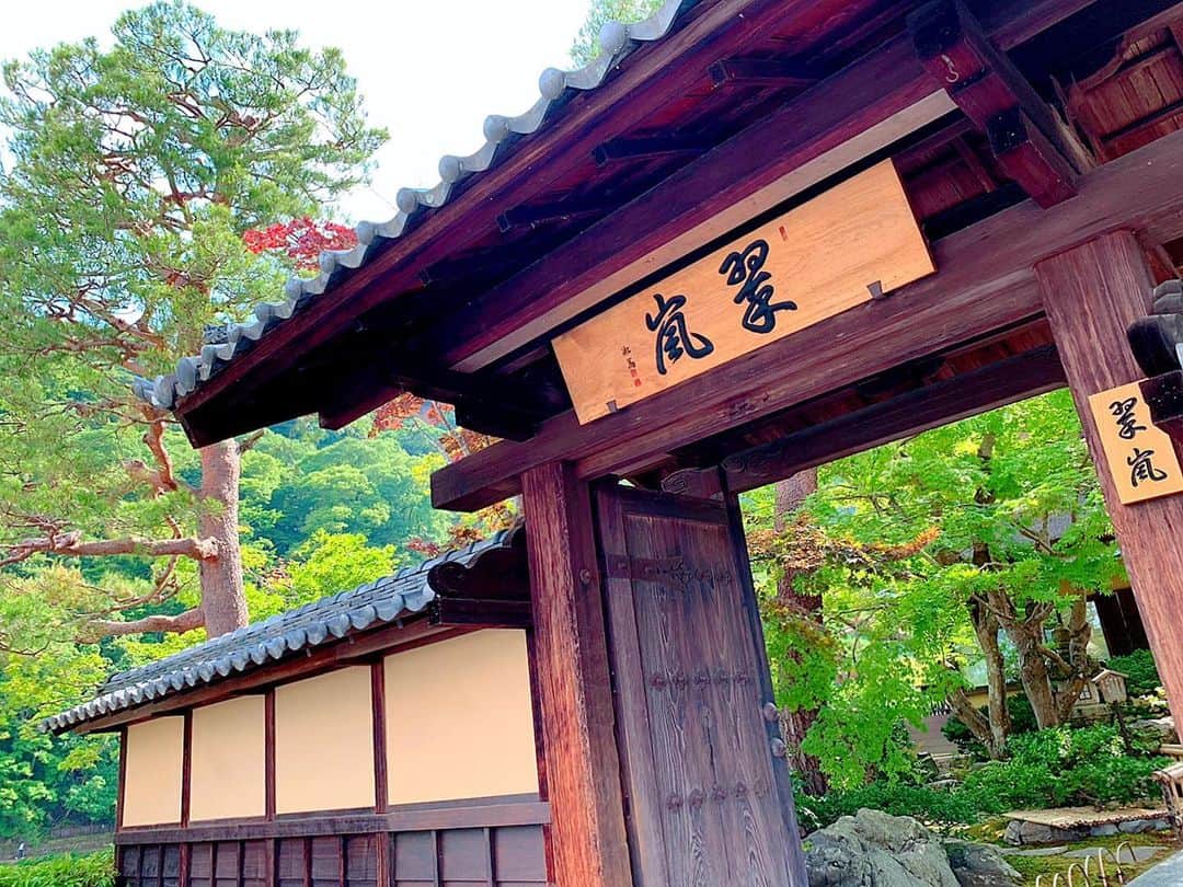百合華さんのインスタグラム写真 - (百合華Instagram)「京都嵐山の『翠嵐 ラグジュアリーコレクションホテル 京都』にお邪魔してきました🎶﻿ ﻿ 明治期の歴史的建造物をいかしたレストランや嵐山の絶景を眺められるカフェなどが併設されていて、これでもかと言う程日本の優雅さを感じられる伝統とモダンが美しく融合した空間となっておりました✨﻿ ﻿ 大きな松の木や苔の芝などのお手入れがきちんと行き届いており、そこから見る保津川の景色はまさに風光明媚で素晴らしかったです🥰﻿ ﻿ #京都 ﻿ #嵐山 ﻿ #保津川 ﻿ #翠嵐 ﻿ #ラグジュアリーコレクションホテル京都 ﻿ #歴史的建造物 ﻿ #レストラン﻿ #松の木﻿ #苔の芝﻿ #庭 ﻿ #絶景﻿ #カフェ﻿ #伝統﻿ #モダン﻿ #風光明媚」6月6日 13時29分 - yurika.lovelily