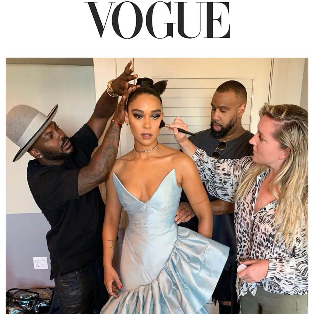 JO BAKERさんのインスタグラム写真 - (JO BAKERInstagram)「A L E X A N D R A • S H I P P 🇺🇸 Thank you @vogue for the bts love! The stunning #AlexandraShipp heading out to  #darkphoenix @xmenmovies premiere last night!! Lots of bts and for product deets... swipe and view!! Style @waymanandmicah  Hair @larryjarahsims  Makeup by me #jobakermakeupartist using @sisleyparisofficial skincare and @bobbibrown 💋 #Makeup #makeuplooks #makeupartist #makeuptutorial #makeupideas #redcarpet #stormxmen #xmen #storm」6月6日 13時27分 - missjobaker