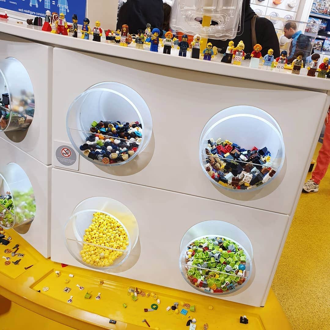 イ・シヨンさんのインスタグラム写真 - (イ・シヨンInstagram)「#피카딜리서커스  #LEGO 공사중이라 못본 #빅벤 을 여기서 보고가네ㅎㅎ🇬🇧 #오늘은자유시간💃」6月6日 13時29分 - leesiyoung38