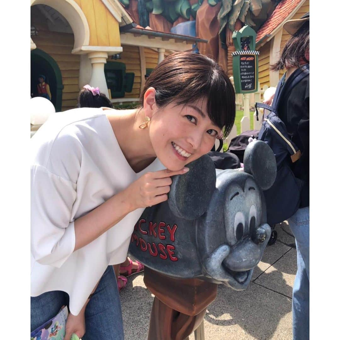 森麻季さんのインスタグラム写真 - (森麻季Instagram)「TDL続き  #meetmickey  #ジャングルクルーズ  #ミートミッキーは60分待ち #その間寝ていてミッキーの家に入った時に起きた #わかってる  #寝起きミッキーもびっくりせず #ただジャングルクルーズは逆 #待ち時間はしゃいで #乗れたら爆睡 #この日はアトラクション4個 #上出来  #tdl #東京ディズニーランド #ディズニーランド #ディズニーデビュー #12ヶ月 #生後12ヶ月 #1歳 #1歳ママ #男の子ママ #子連れディズニー」6月6日 13時29分 - maki.mori_m