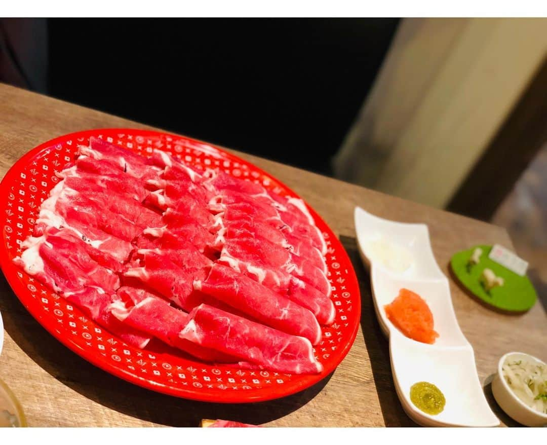 織田千穂さんのインスタグラム写真 - (織田千穂Instagram)「お肉も店内もとにかく フォトジェニック満載な空間💜✨ 秋葉原の🐑めり乃🐑さんに行ってきました💕 🐃🐂🐄🐑🌱🌳💨 * 飲み物100種類‪\(ᯅ̈ )/‬‼️ 頼みたいのがあり過ぎて迷ったw 久々に…はちみつ黒酢🐝⋆︎*ﾟ∗🐝 こだわりの中国茶(っ´∀`)っ🍵 美味しかったなぁ❤️ * タレの種類もデザートの種類も豊富過ぎて 2人だけなのに一瞬にして 大きなテーブルが満杯にw * 食べ放題なので食欲旺盛な方w 必見です‼️笑ꉂ(ˊᗜˋ*)♡ ✼••┈┈┈┈┈┈┈┈┈┈┈┈┈┈┈┈••✼ #めり乃秋葉原本店 #めり乃 #焼肉 #肉食女子 #肉バル #フォトジェ肉 #肉活 #肉会 #グルメ部 #foodpic #l4l #foodie #秋葉原ディナー #dinner #女子会 #japanesestyle #晩ごはん #秋葉原グルメ #飯テロ #夜ごはん #ディナー #食べスタグラム #followme #instafood #japanesefood #foodstagram #フードスタグラム #肉スタグラム #foodoftheday #japanesegirl @queen.lupis ピアス(o545) ✼••┈┈┈┈┈┈┈┈┈┈┈┈┈┈┈┈••✼」6月6日 13時34分 - chihoda