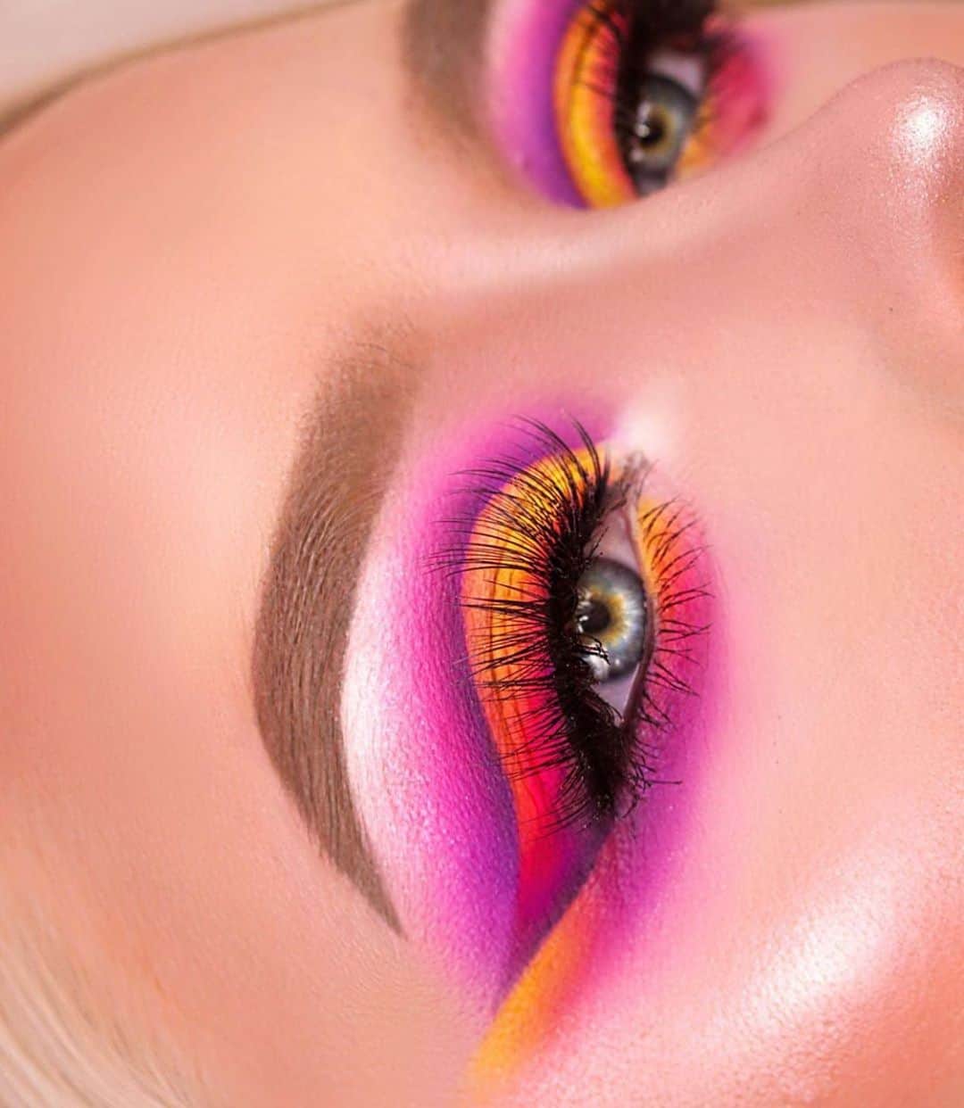 Anastasia Beverly Hillsさんのインスタグラム写真 - (Anastasia Beverly HillsInstagram)「🙌🏻 The #ABHxAlyssaEdwards Palette & the  Eye Primer launch tomorrow online  with all retailers and in a lot of retail stores the rollout will begin tomorrow 🙌🏻 A beautiful look A beautiful look created by @mcdrew ✨✨✨ BROWS • Brow Powder in Blonde  and Dipbrow Gel in Taupe on top  EYES • Eye Primer & #ABHxAlyssaEdwards Palette  GLOW • Snowflake Loose Highlighter」6月6日 13時40分 - anastasiabeverlyhills