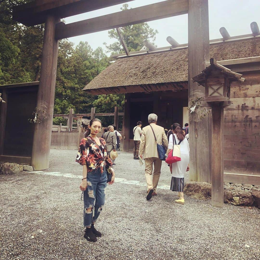 DJ JUICYさんのインスタグラム写真 - (DJ JUICYInstagram)「ずっとずっと来たかった！ 伊勢神宮に行ってきました⛩🌳🙏 普段から木が好きな私ですが、、、 さすが伊勢神宮！立派な大きな木が沢山😍😍😍 かっこよすぎて見惚れてしまいました🙋🏻‍♀️💕 #伊勢神宮 #木 #パワースポット」6月6日 13時55分 - dj_juicy0912