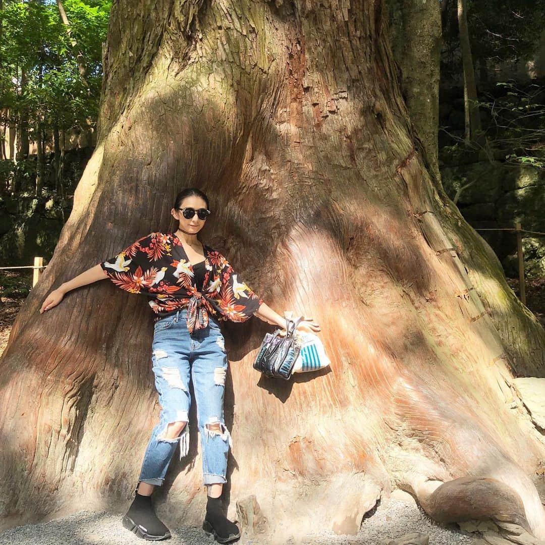 DJ JUICYのインスタグラム：「ずっとずっと来たかった！ 伊勢神宮に行ってきました⛩🌳🙏 普段から木が好きな私ですが、、、 さすが伊勢神宮！立派な大きな木が沢山😍😍😍 かっこよすぎて見惚れてしまいました🙋🏻‍♀️💕 #伊勢神宮 #木 #パワースポット」