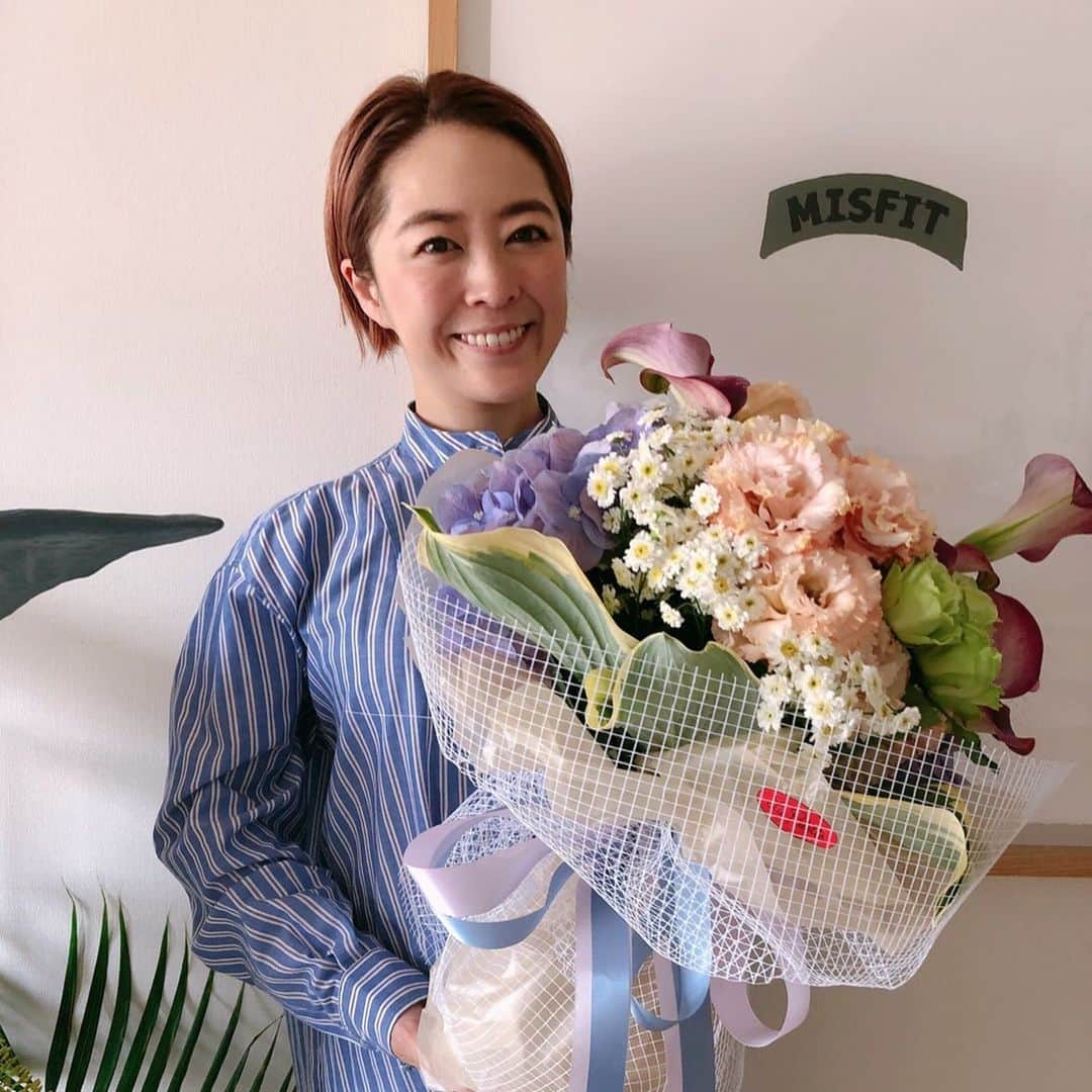 Yukari Imaiのインスタグラム：「6月6日は結婚記念日💒✨ 仕事へ出かける前にお届け物が💐😳 カナリア諸島へ出張中なのに花束を手配してくれた桂一さん✨ いつも優しい気配りありがとう🙏🏻本当尊敬✨✨ 4年目突入👪 これからもよろしくね☺️✨ @keiichinitta  @yuitonitta」
