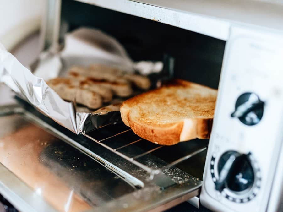 キナリノさんのインスタグラム写真 - (キナリノInstagram)「. 【連載】 写日好日―レンズの向こうに― vol.4 ブランチ . ─────────────────── キナリノアプリでは素敵な情報とアイテムを、 毎日お届けします。 →ダウンロードはプロフィールリンクから ─────────────────── . ▶︎こちらの記事はキナリノアプリのトップページで掲載中です。 . 写真家・川原﨑宣喜(@nobukikawaharazaki)氏によるフォトエッセイ『写日好日―レンズの向こうに』。 . 連載4回目のテーマは「ブランチ」です。 穏やかな時間の食事は、料理をじっくりと味わうだけではなく、作ってくれた人や懐かしい過去に思いを馳せるひとときに。そんな、ごく日常にあるブランチの風景を集めてみました。 . https://kinarino.jp/cat7/35747 . #写日好日 #レンズの向こうに #ブランチ #食堂 #トースト #おうち #写真 #フォトエッセイ #フォト #photo #photography #foodfhoto #丁寧な暮らし #暮らし #キナリノ」6月6日 14時00分 - kinarino_official